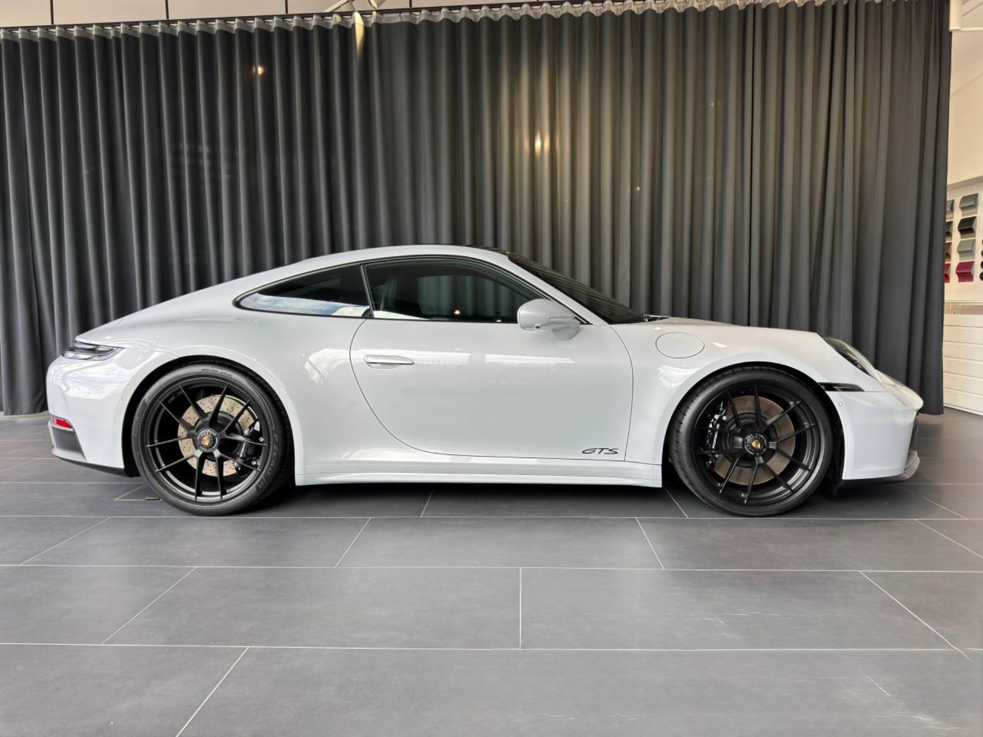 PORSCHE 911 Carrera 4 GTS-image-7