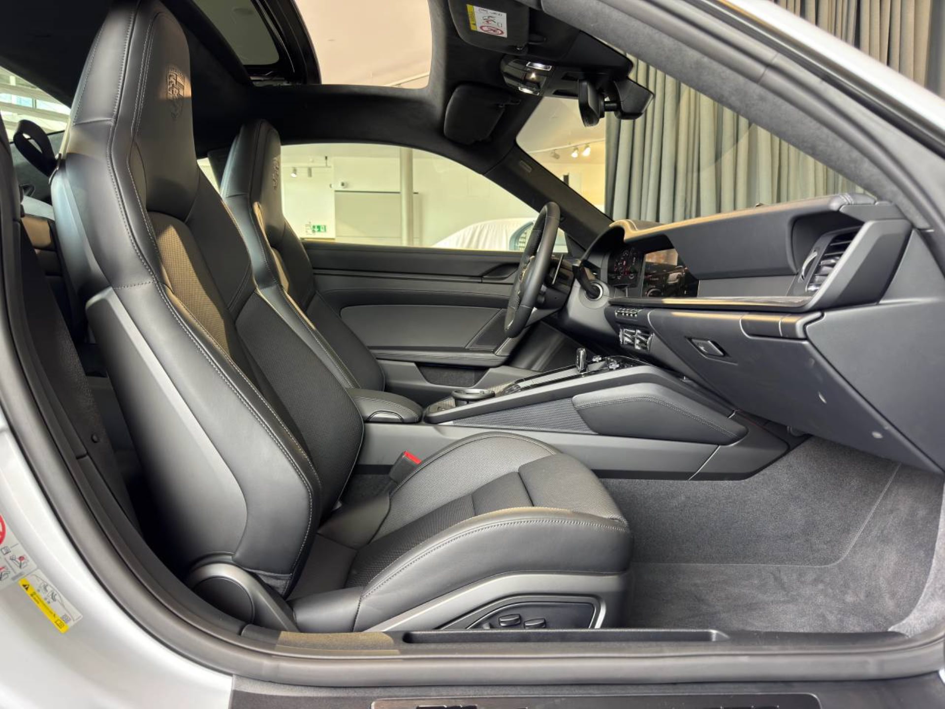 PORSCHE 911 Carrera 4 GTS-image-19
