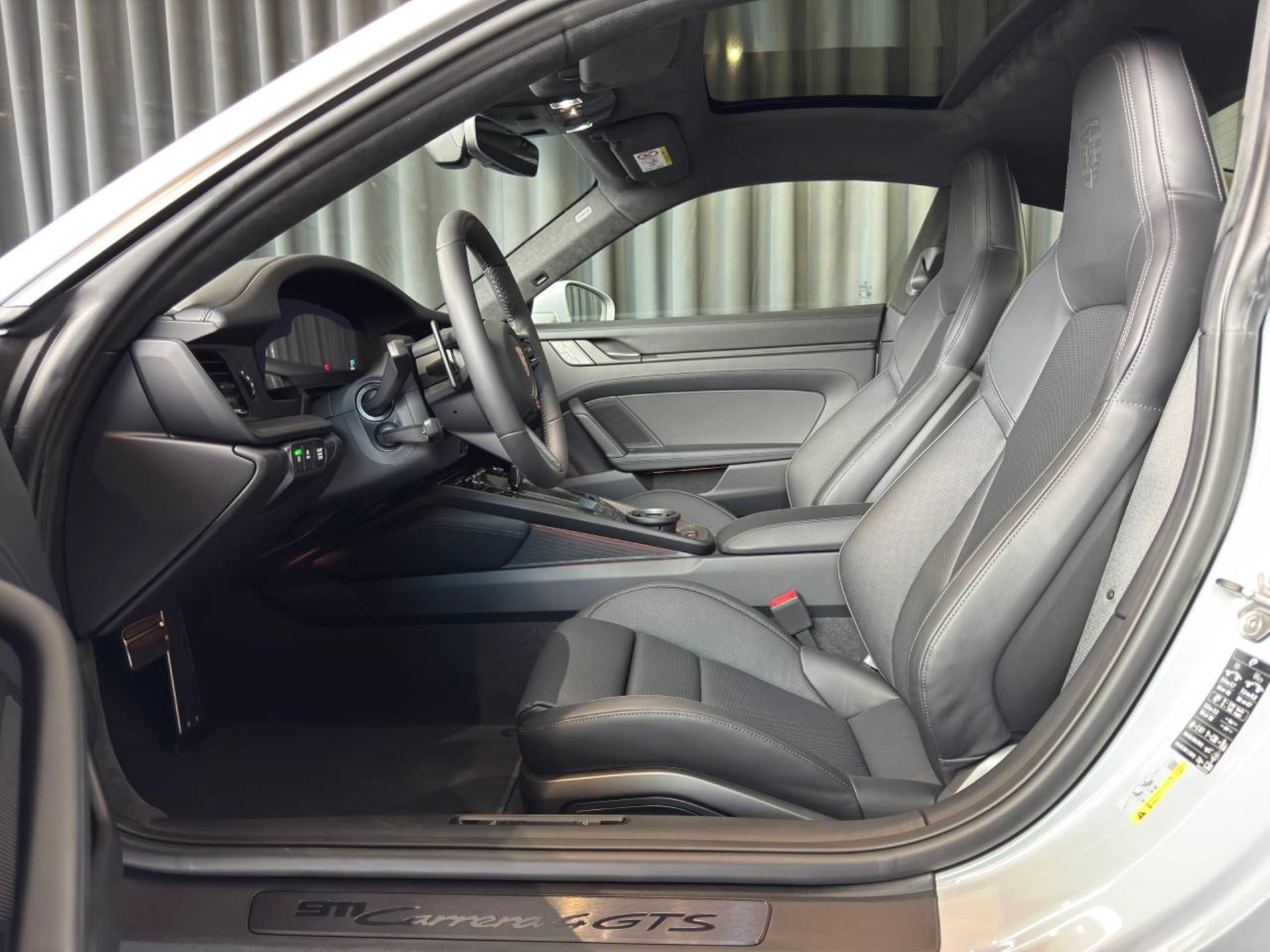 PORSCHE 911 Carrera 4 GTS-image-4