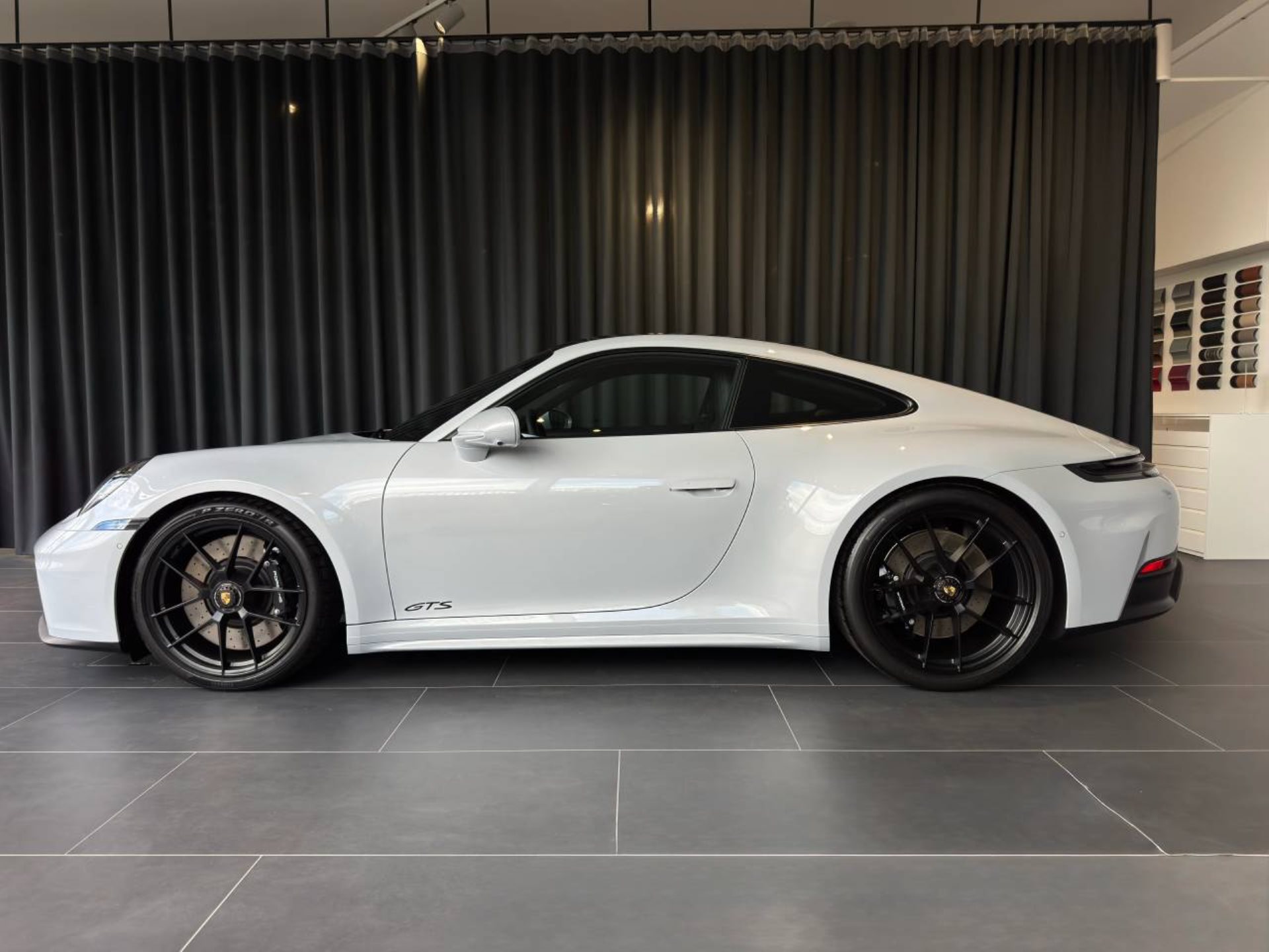 PORSCHE 911 Carrera 4 GTS-showroom-element-1