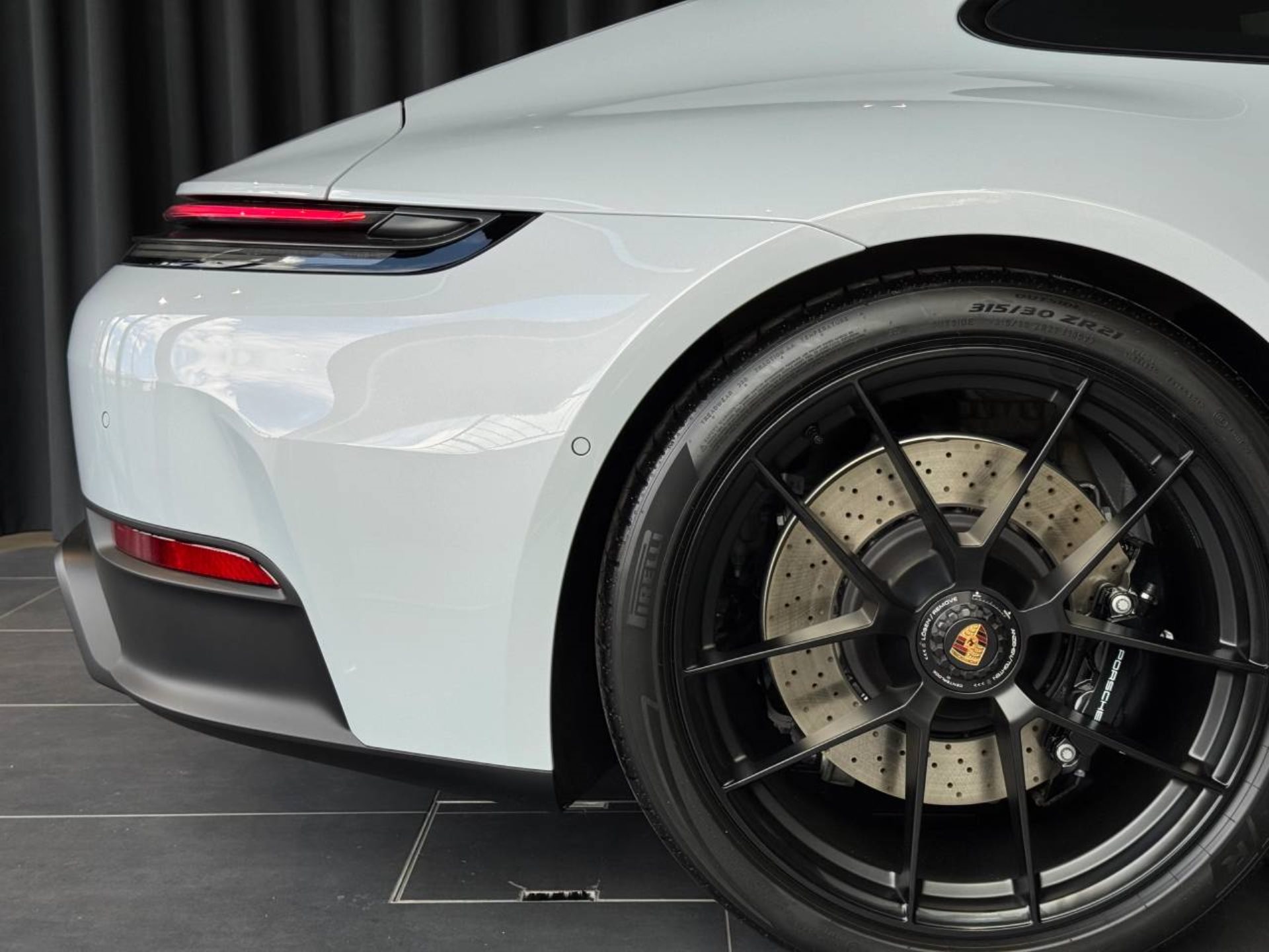 PORSCHE 911 Carrera 4 GTS-image-11