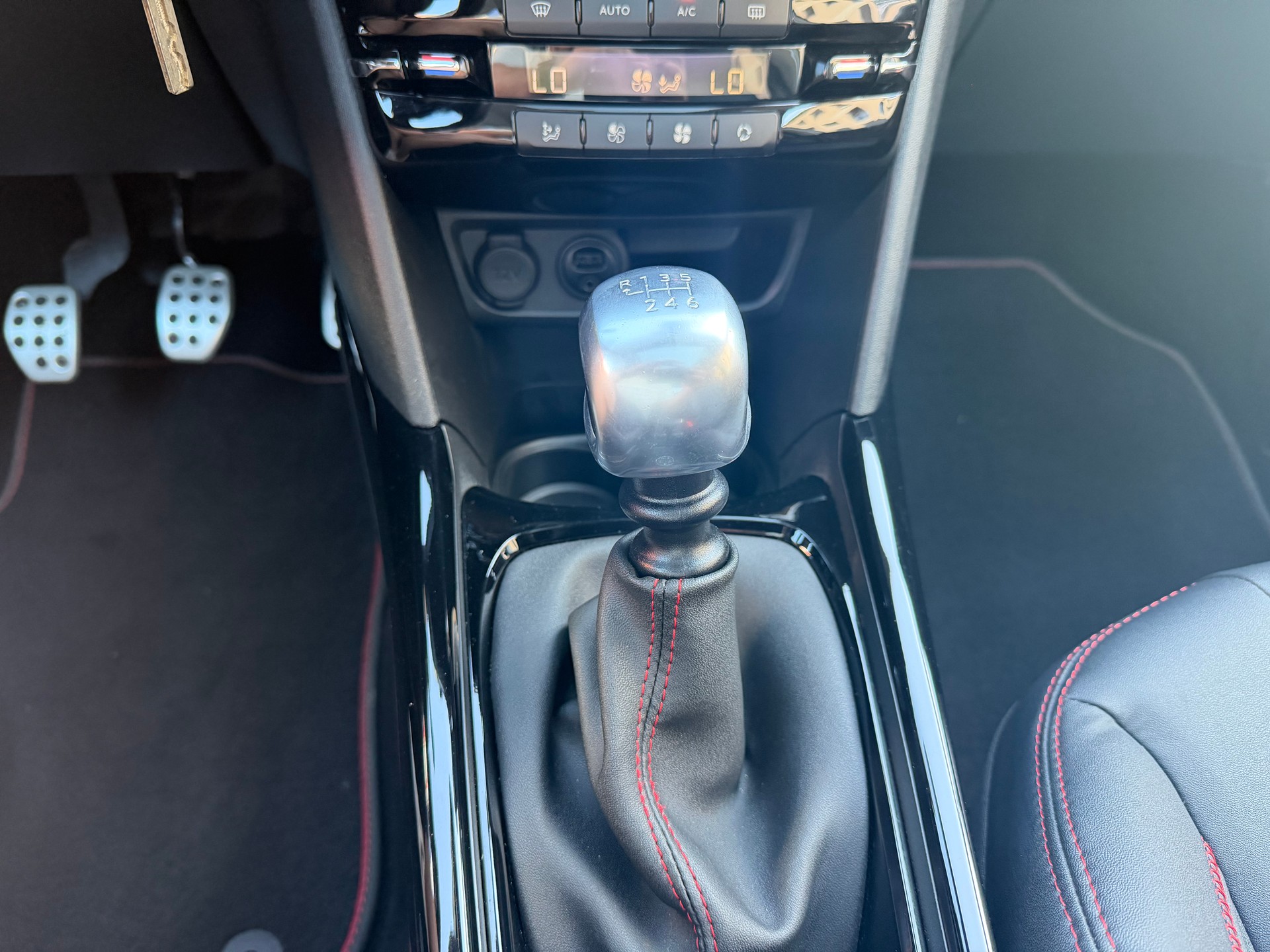 PEUGEOT 2008 1.2 PureTech GT Line-image-19