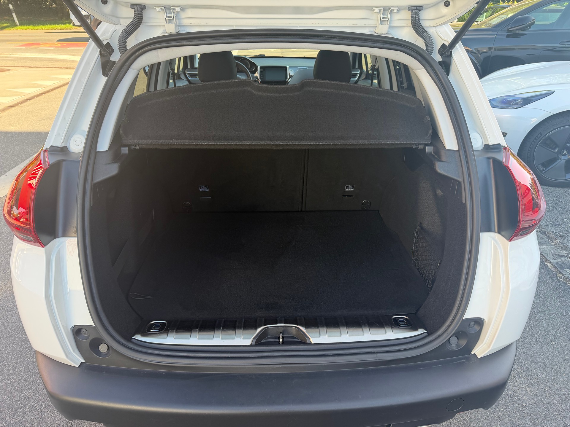 PEUGEOT 2008 1.2 PureTech GT Line-image-8