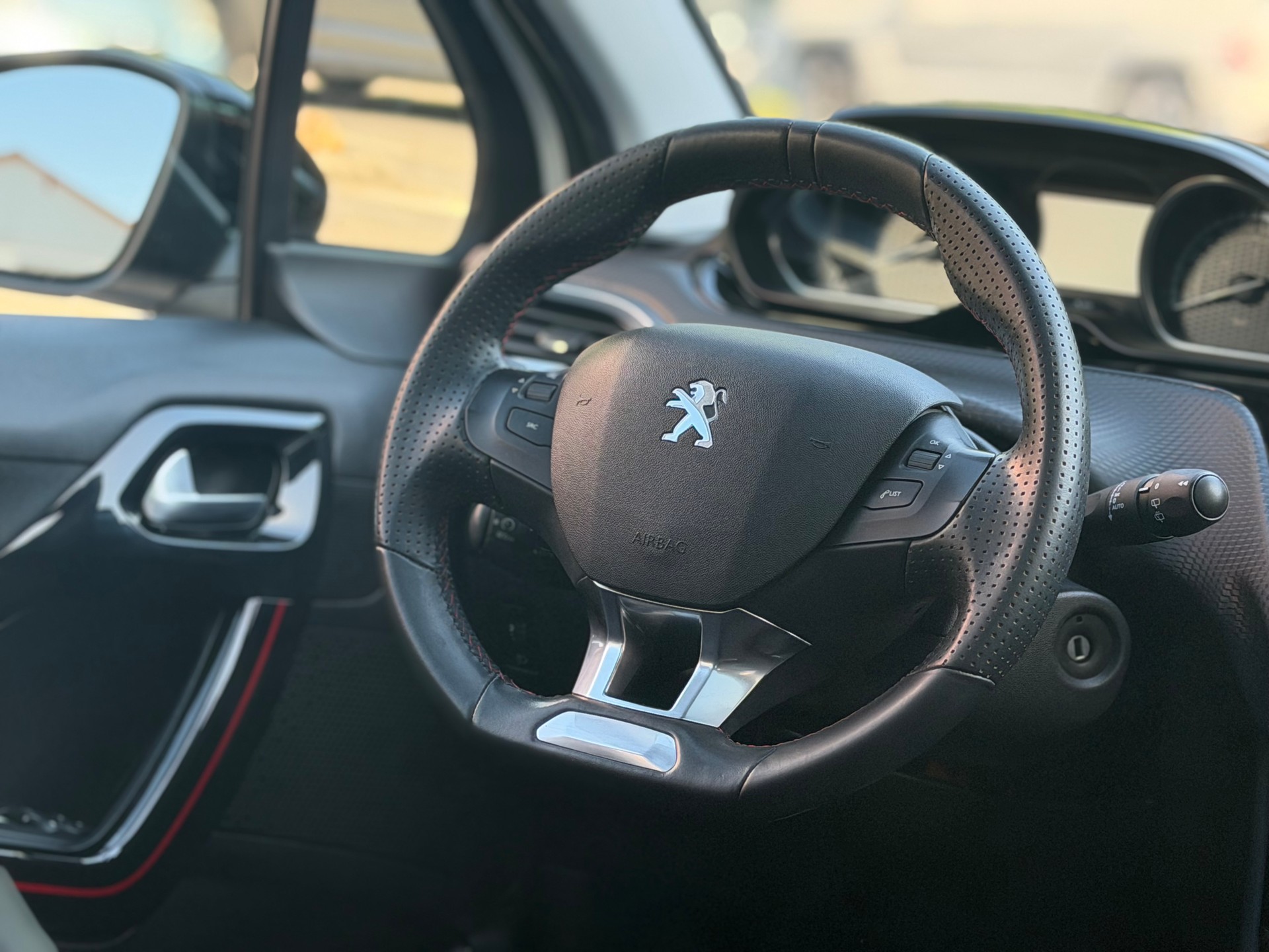 PEUGEOT 2008 1.2 PureTech GT Line-image-12