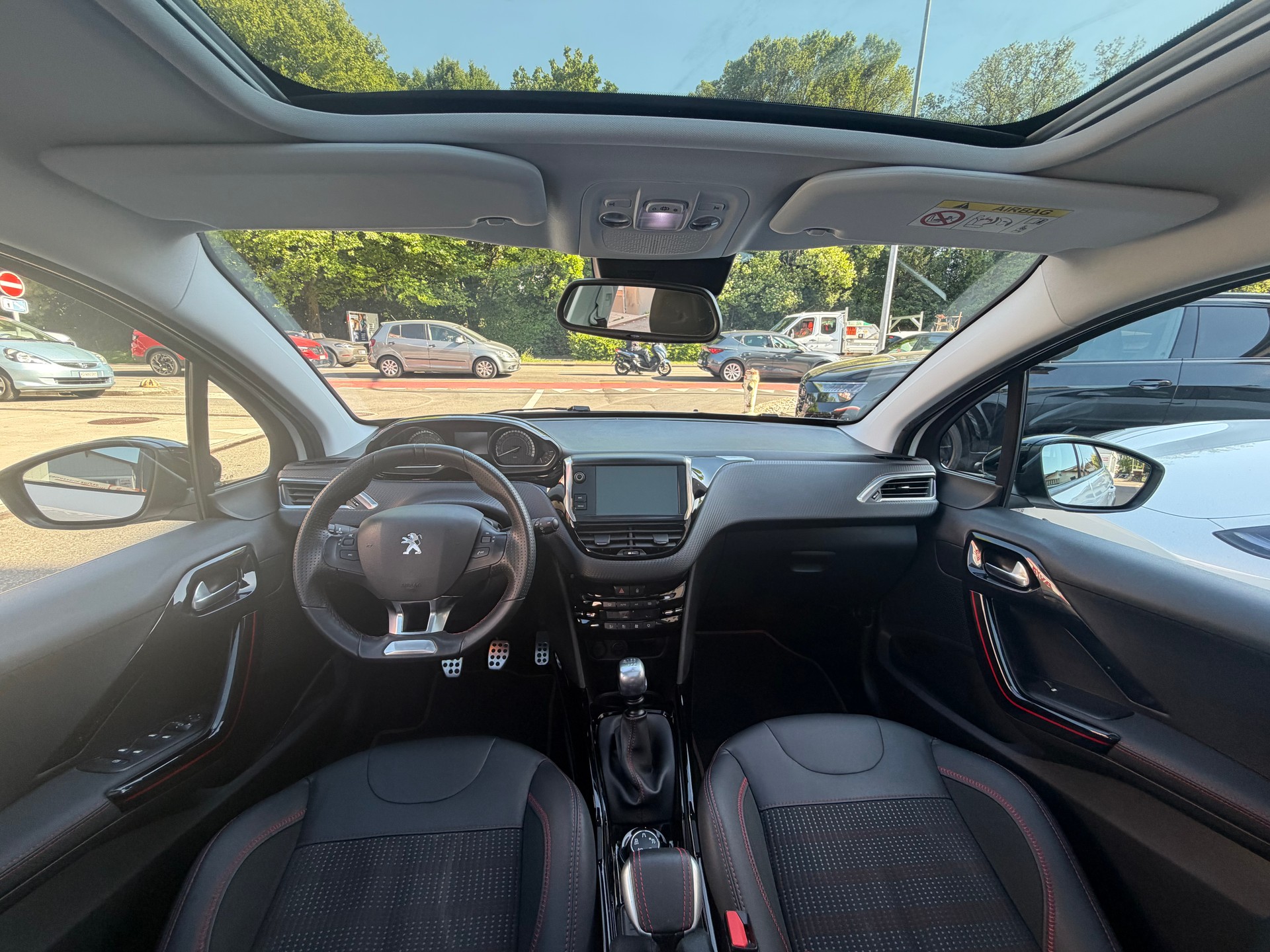 PEUGEOT 2008 1.2 PureTech GT Line-image-14