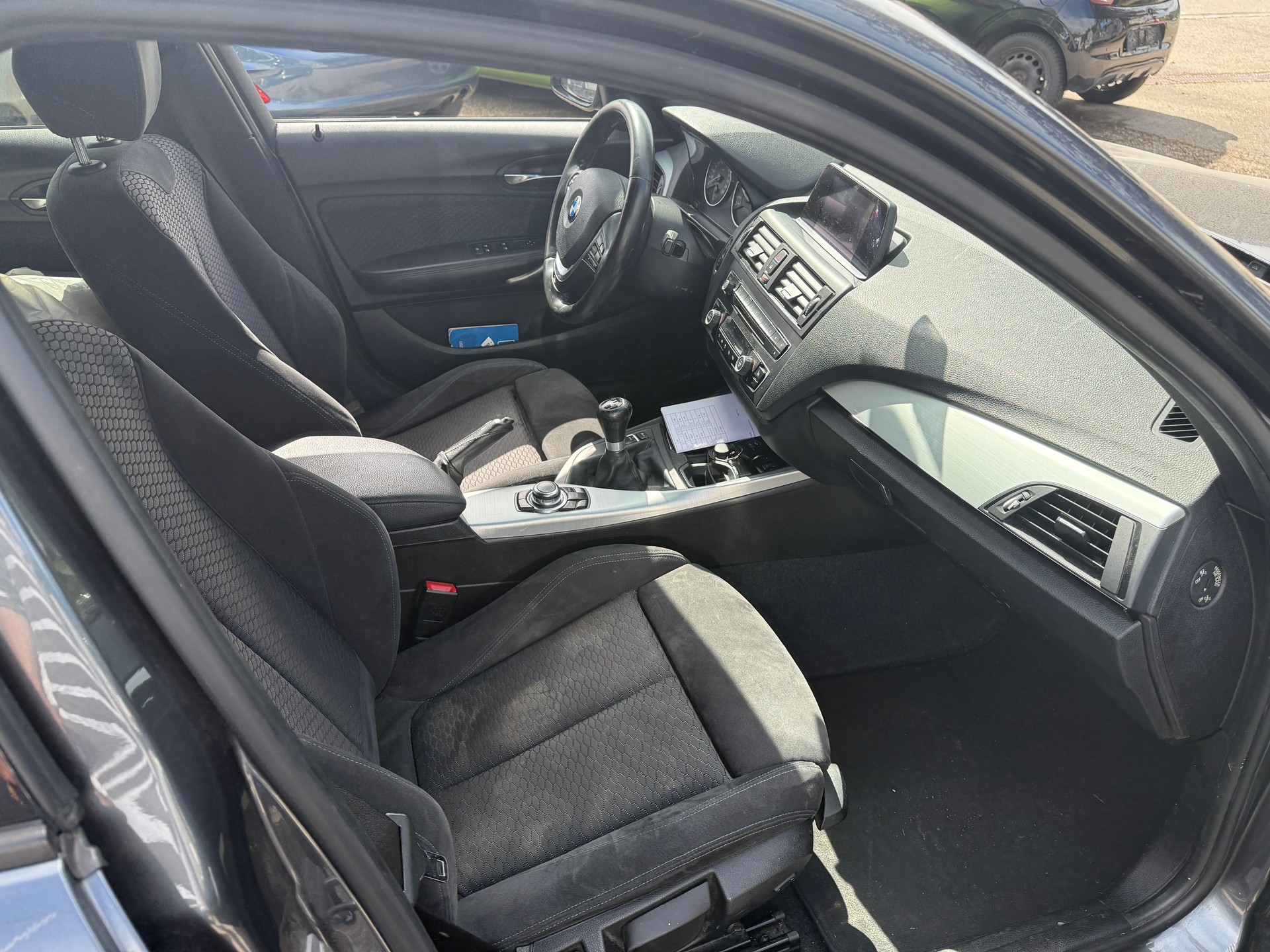 BMW 120d xDrive-image-8