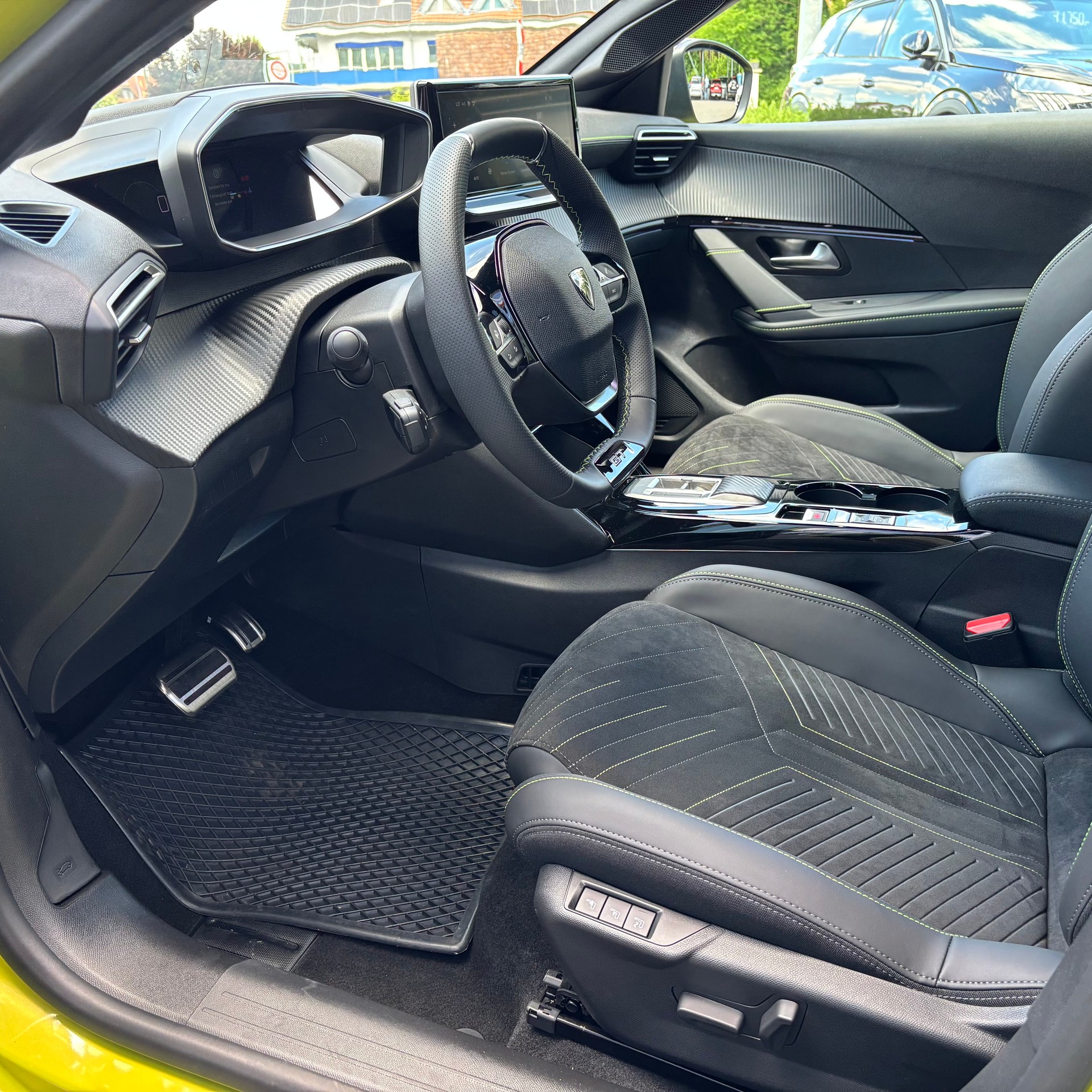 PEUGEOT 208 1.2 MHEV 145 GT-image-10