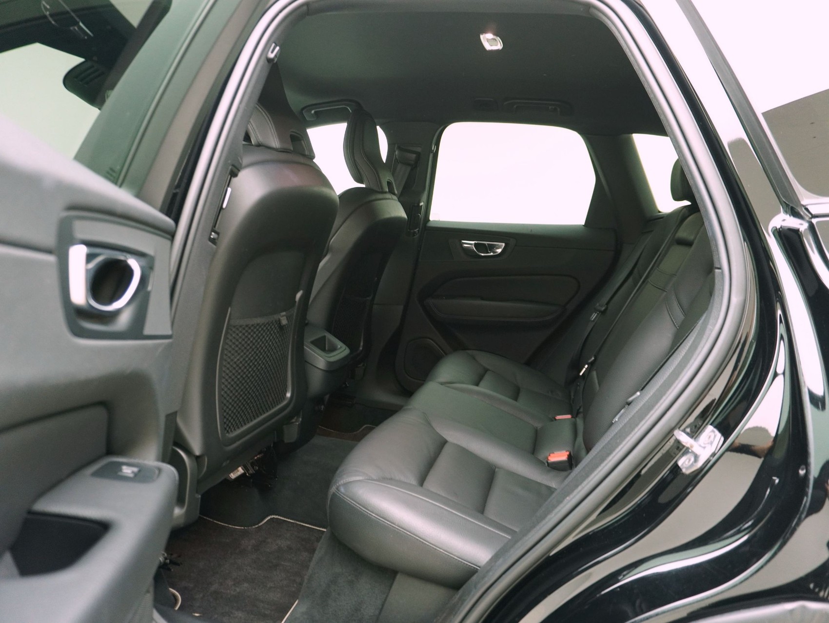 VOLVO XC60 2.0 B5 MH R-Design AWD-image-11