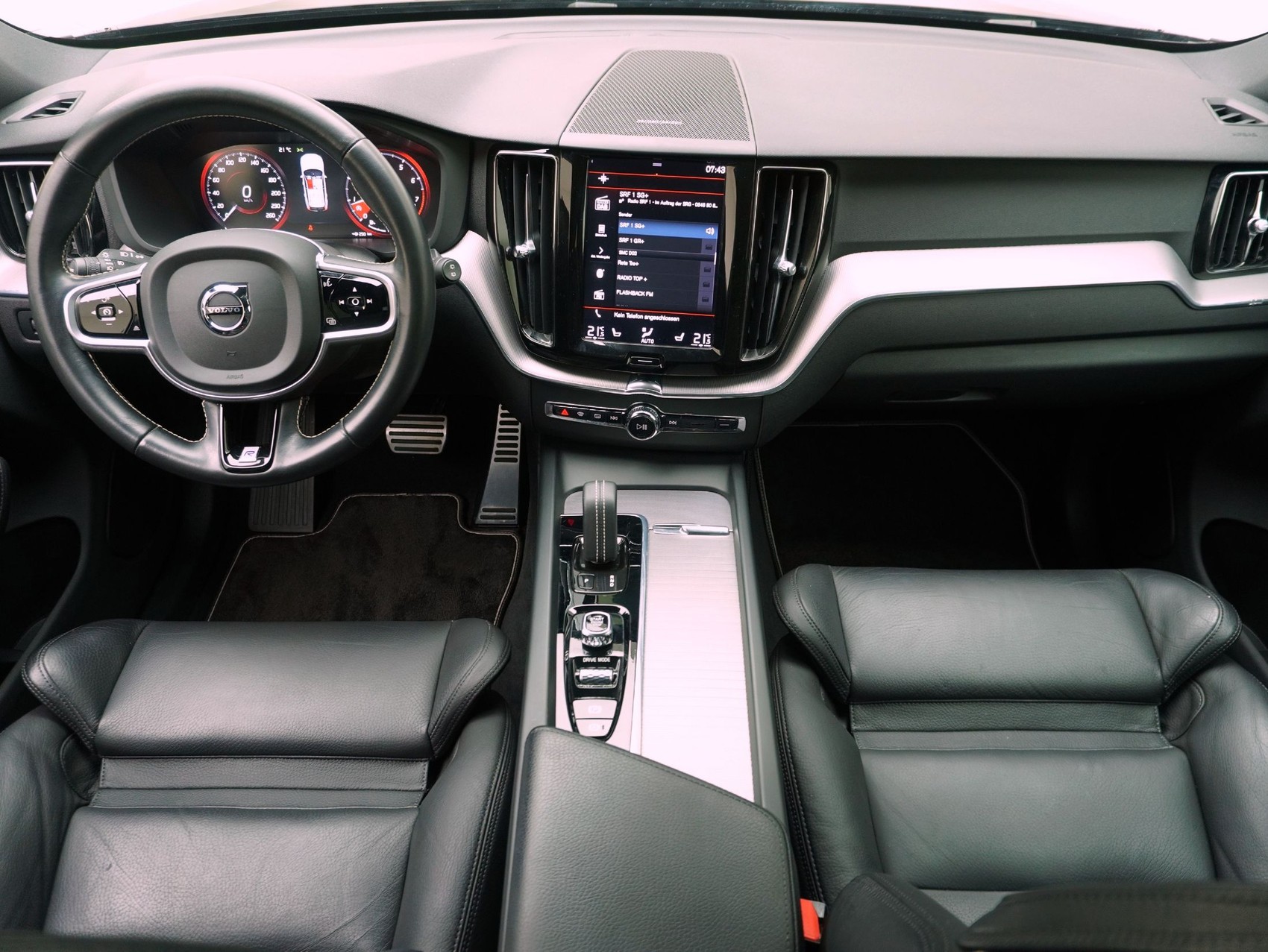 VOLVO XC60 2.0 B5 MH R-Design AWD-image-13