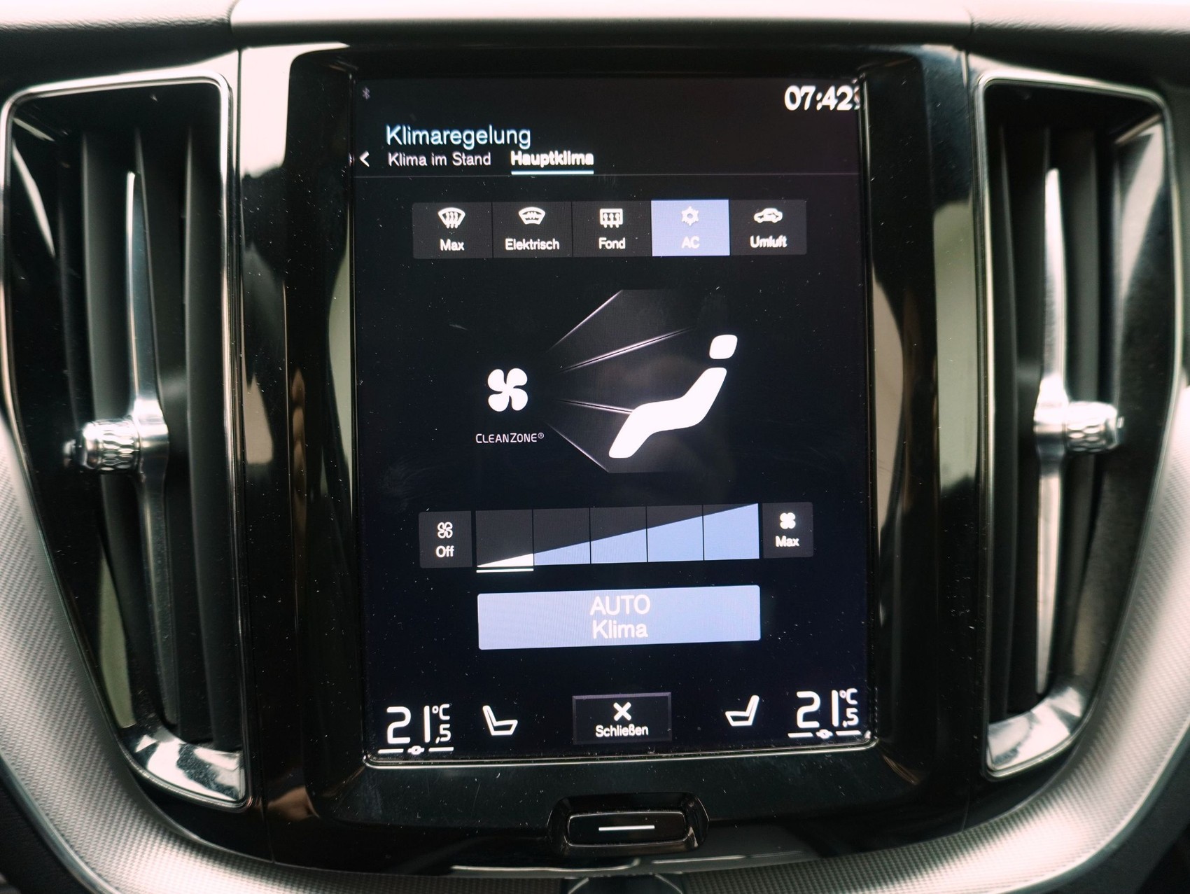 VOLVO XC60 2.0 B5 MH R-Design AWD-image-17