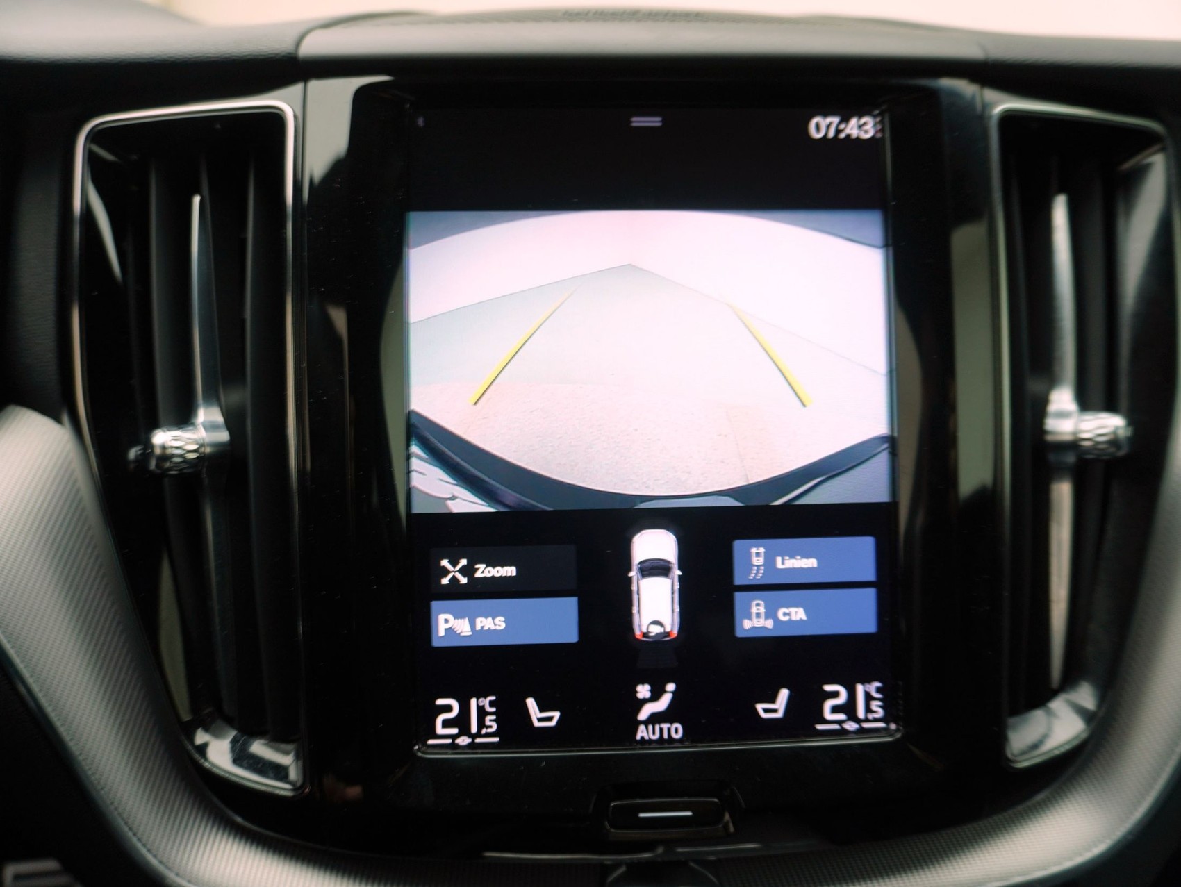 VOLVO XC60 2.0 B5 MH R-Design AWD-image-18