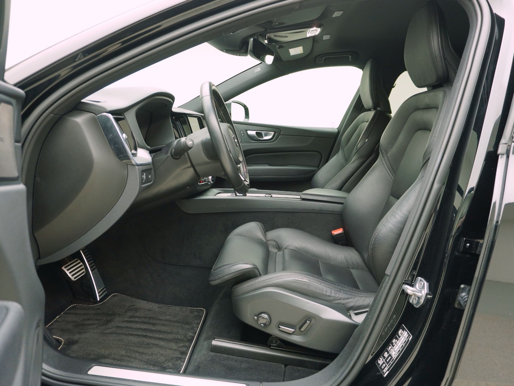 VOLVO XC60 2.0 B5 MH R-Design AWD-image-8