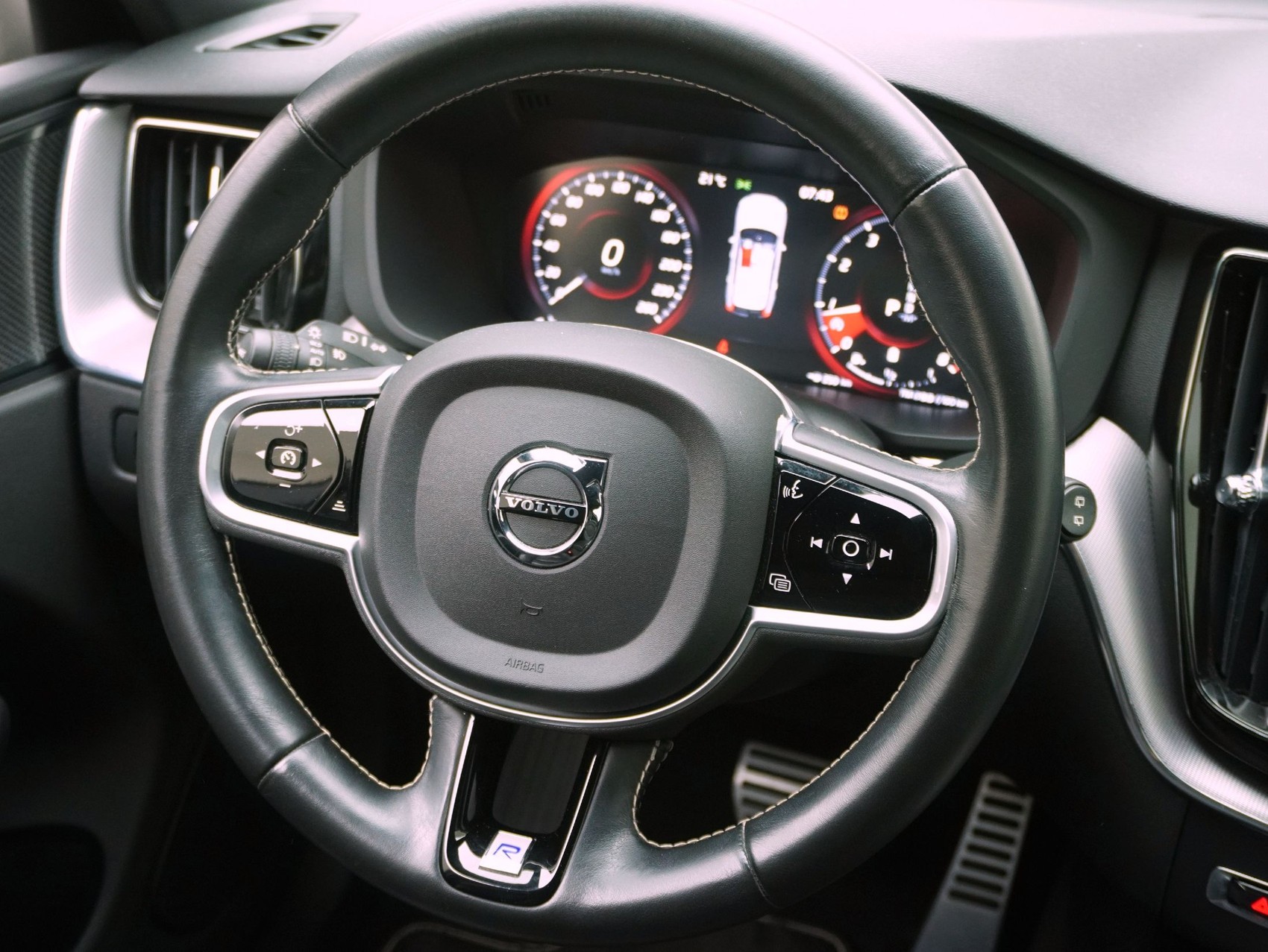 VOLVO XC60 2.0 B5 MH R-Design AWD-image-10