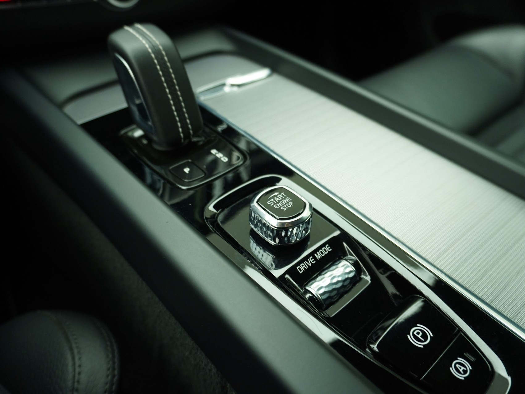 VOLVO XC60 2.0 B5 MH R-Design AWD-image-15