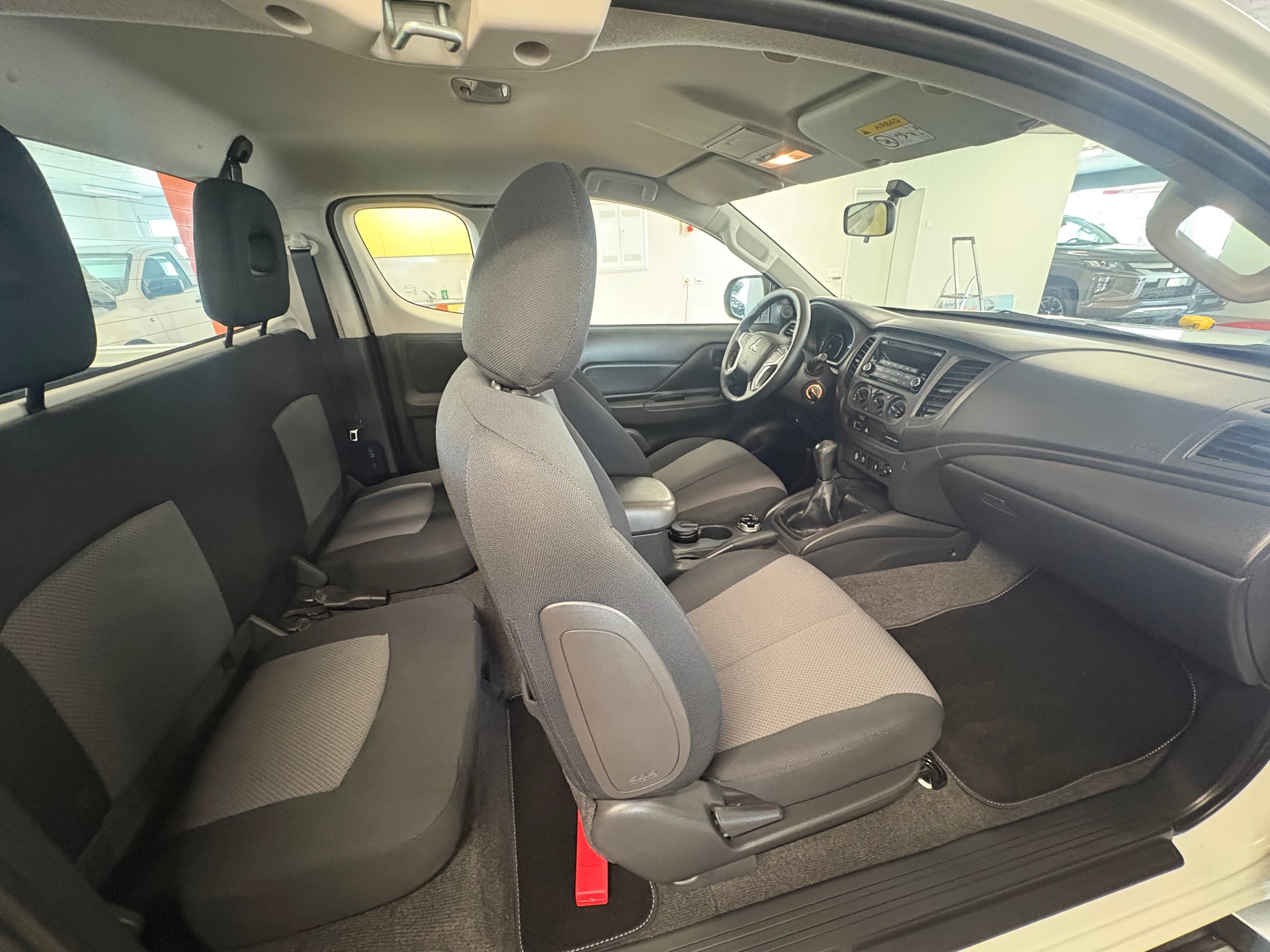 MITSUBISHI L 200 2.2 Value Club Cab-image-11