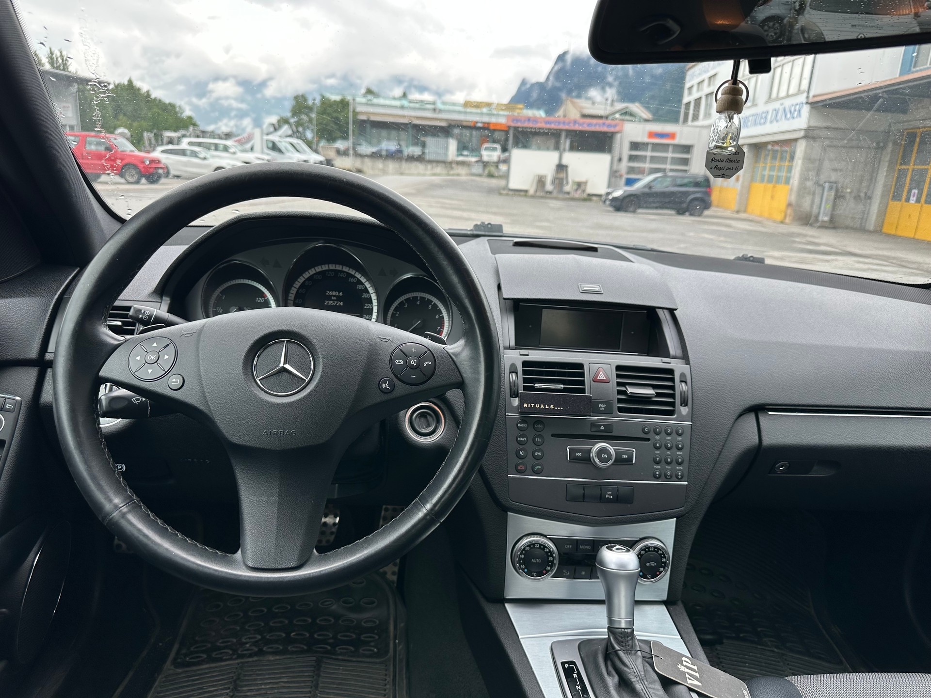 MERCEDES-BENZ C 180 CGI BlueEfficiency Elégance Automatic-image-4