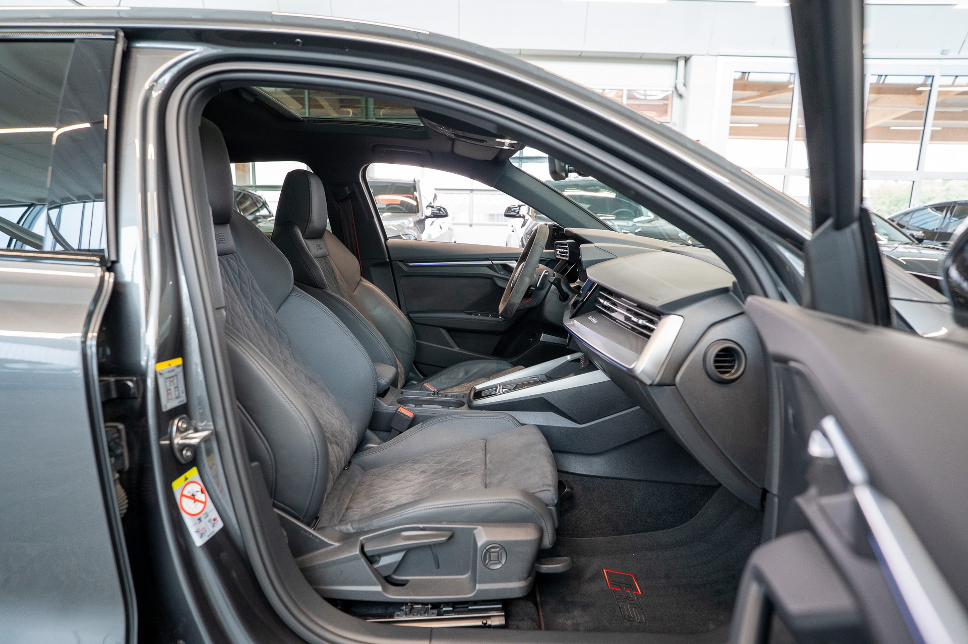 AUDI RS3 Sportback 2.5 TFSI quattro S-Tronic / Glasdach / Alcantara-Lenkrad / Rückfahrkamera-image-14