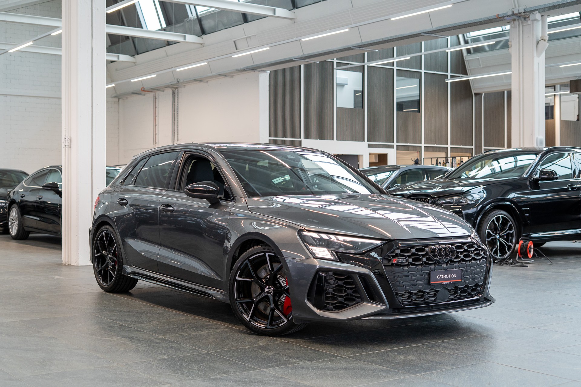 AUDI RS3 Sportback 2.5 TFSI quattro S-Tronic / Glasdach / Alcantara-Lenkrad / Rückfahrkamera-image-2