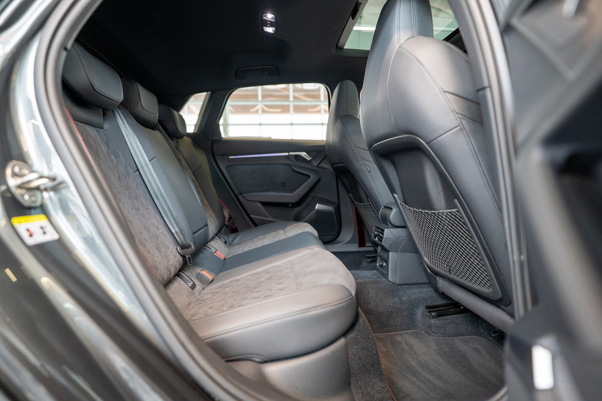 AUDI RS3 Sportback 2.5 TFSI quattro S-Tronic / Glasdach / Alcantara-Lenkrad / Rückfahrkamera-image-13