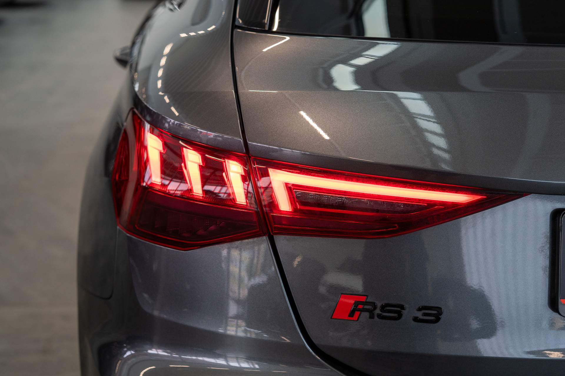 AUDI RS3 Sportback 2.5 TFSI quattro S-Tronic / Glasdach / Alcantara-Lenkrad / Rückfahrkamera-image-5