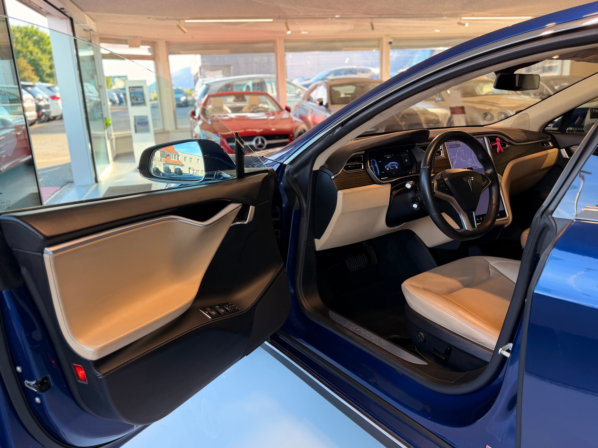 TESLA Model S 85 D-image-11