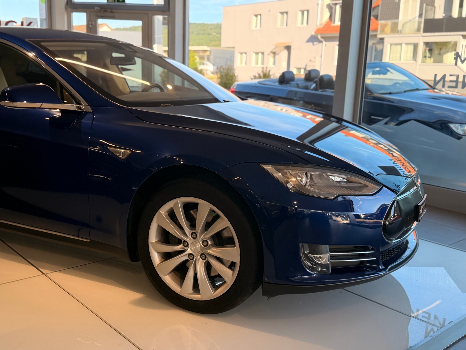 TESLA Model S 85 D-image-4