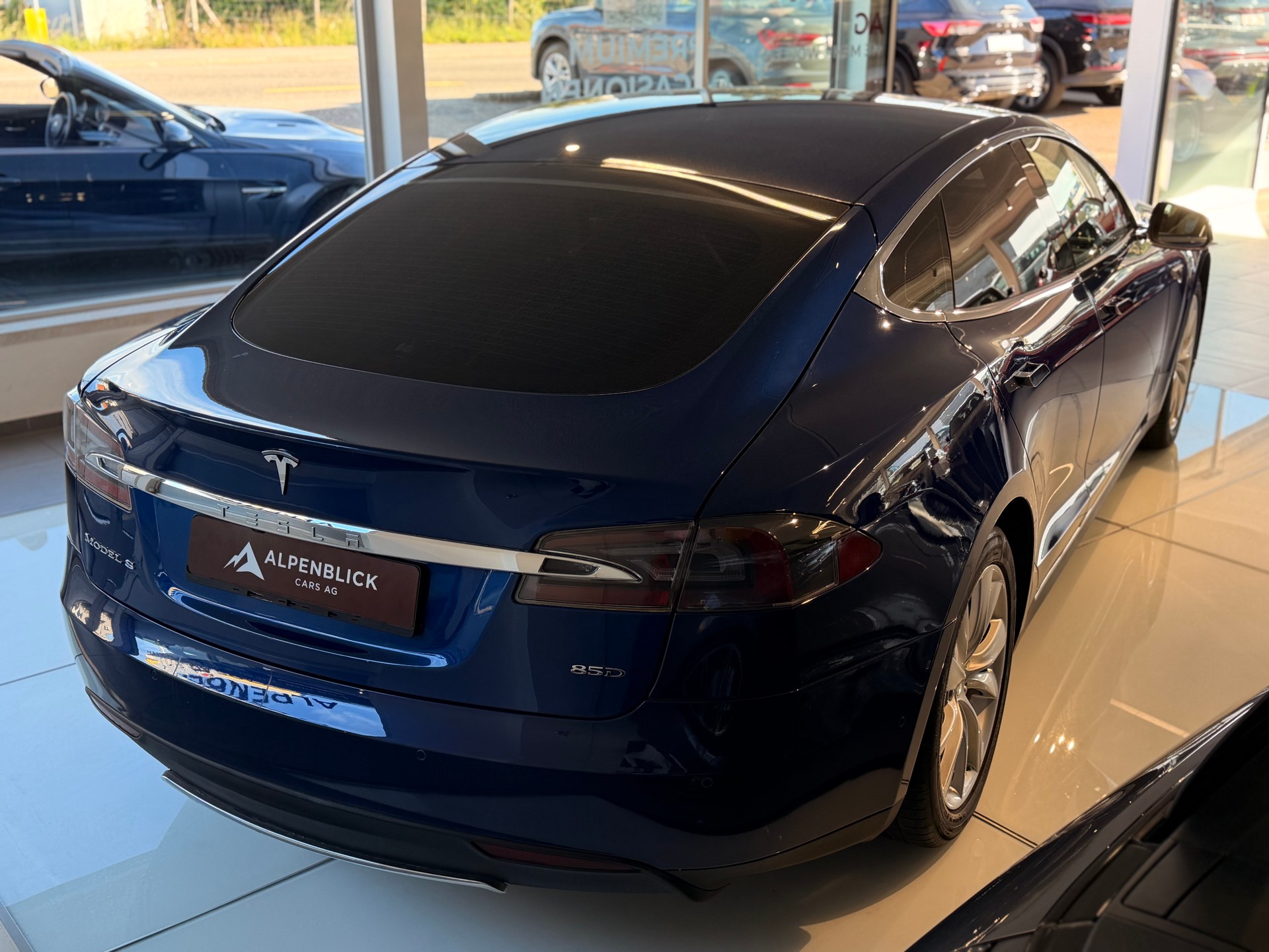 TESLA Model S 85 D-image-5