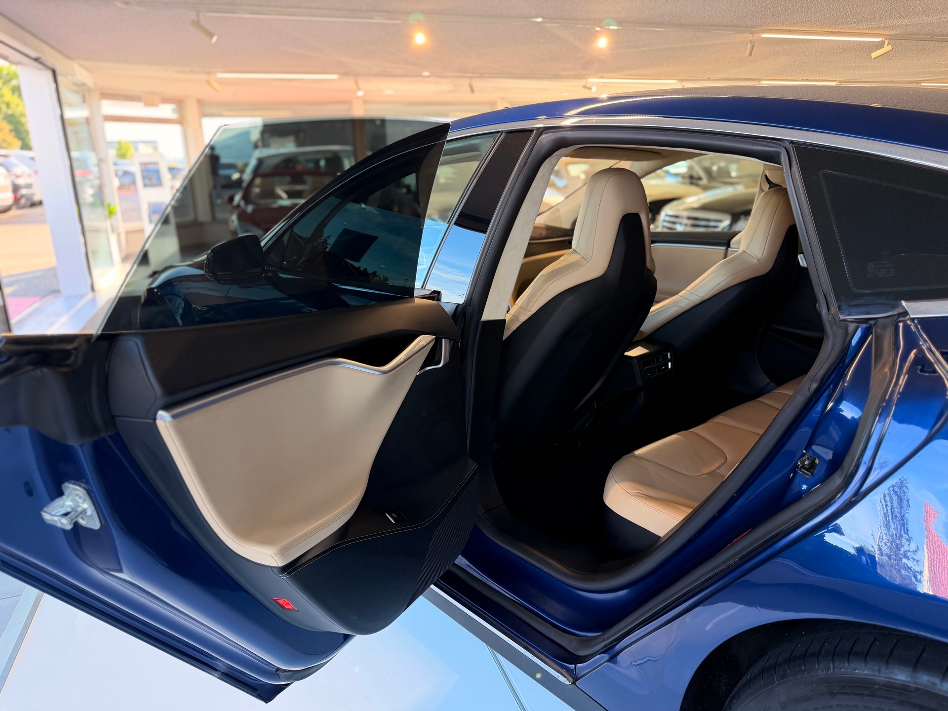 TESLA Model S 85 D-image-14