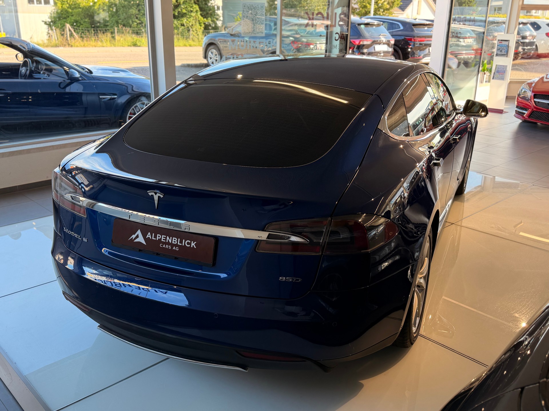 TESLA Model S 85 D-image-6