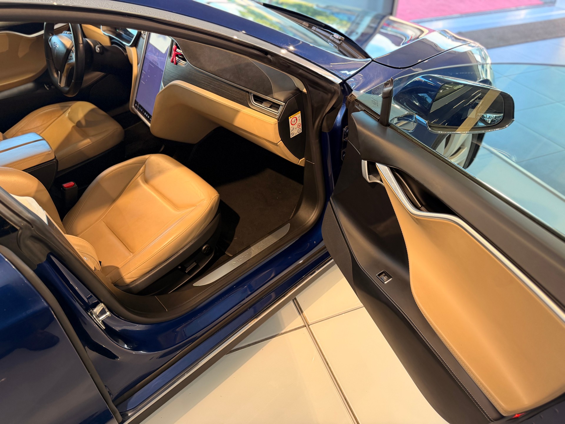 TESLA Model S 85 D-image-18