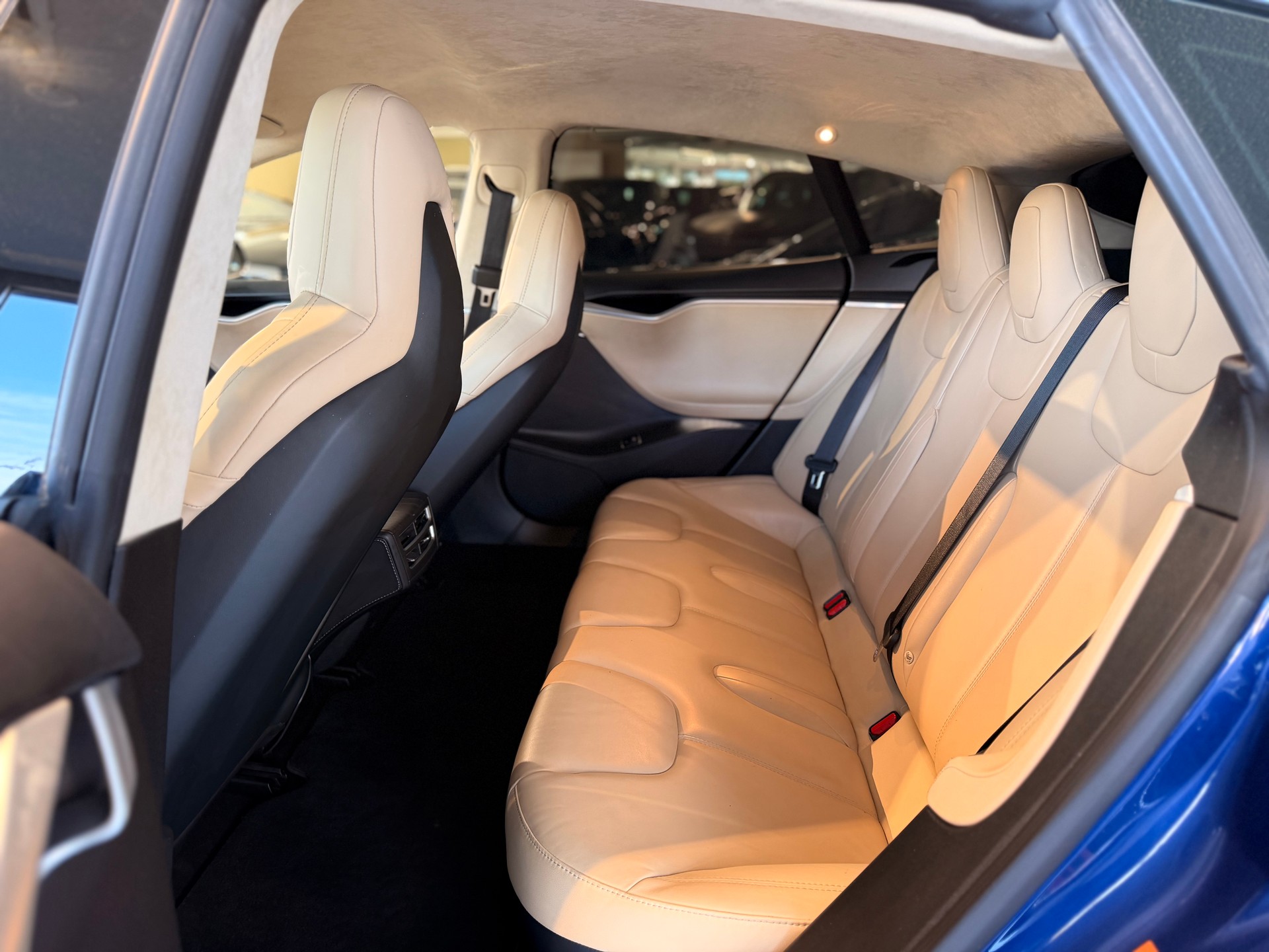 TESLA Model S 85 D-image-15