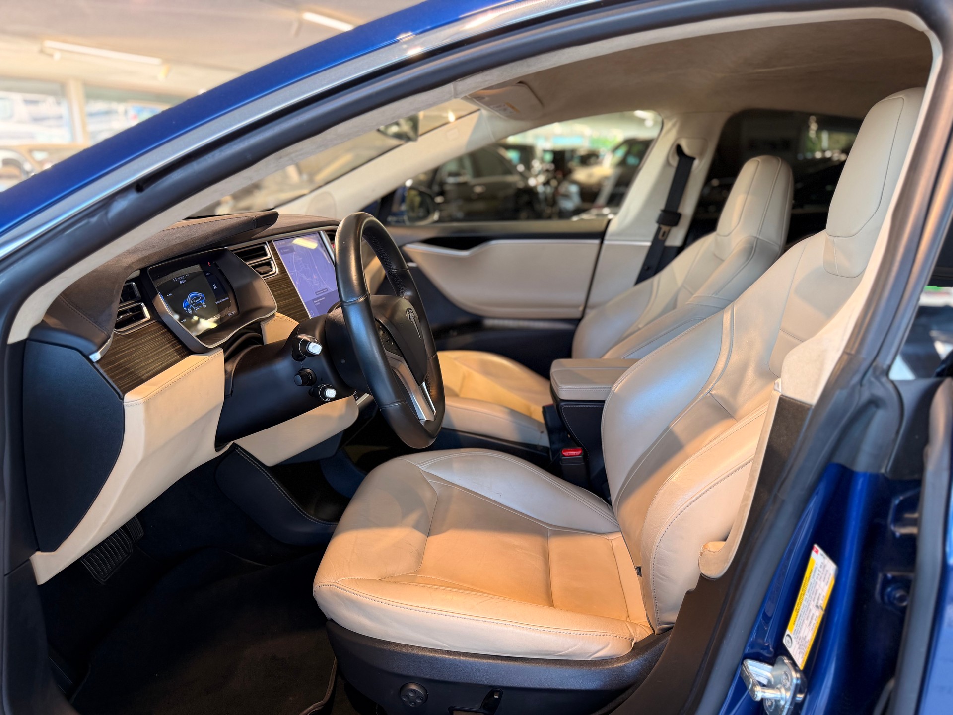 TESLA Model S 85 D-image-12