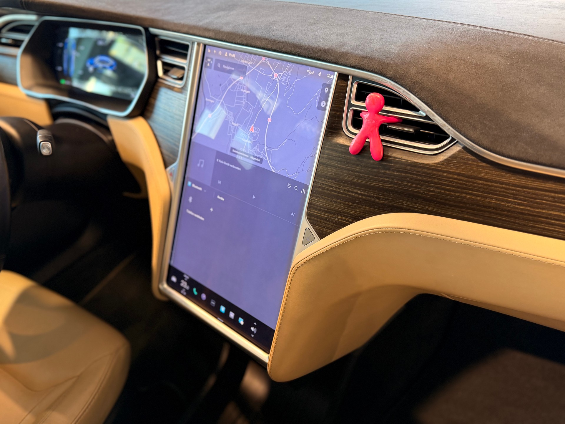 TESLA Model S 85 D-image-22