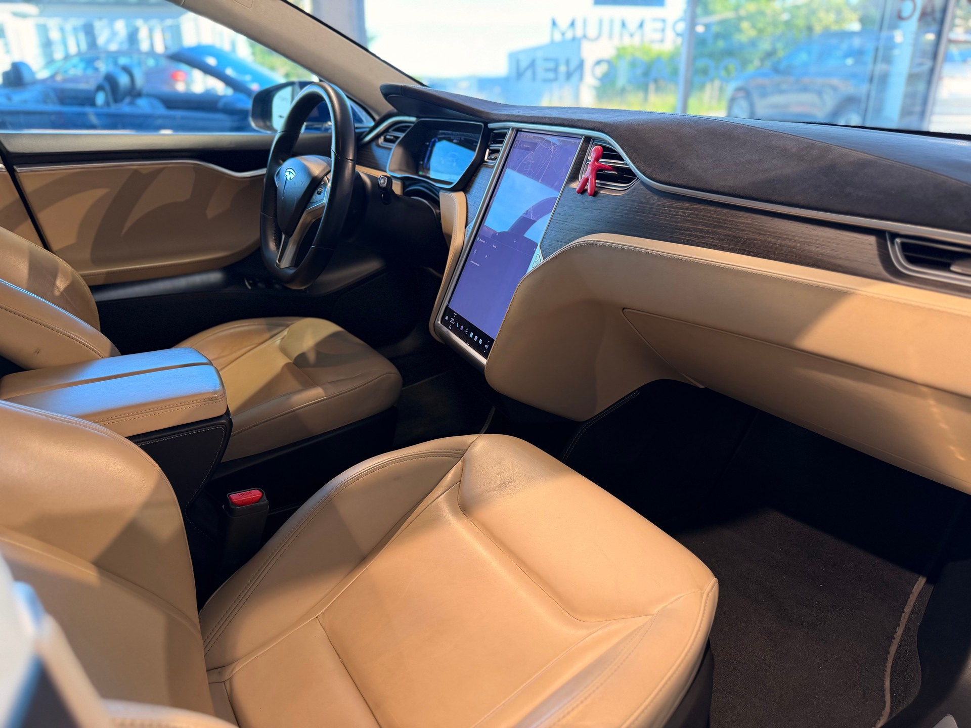 TESLA Model S 85 D-image-19
