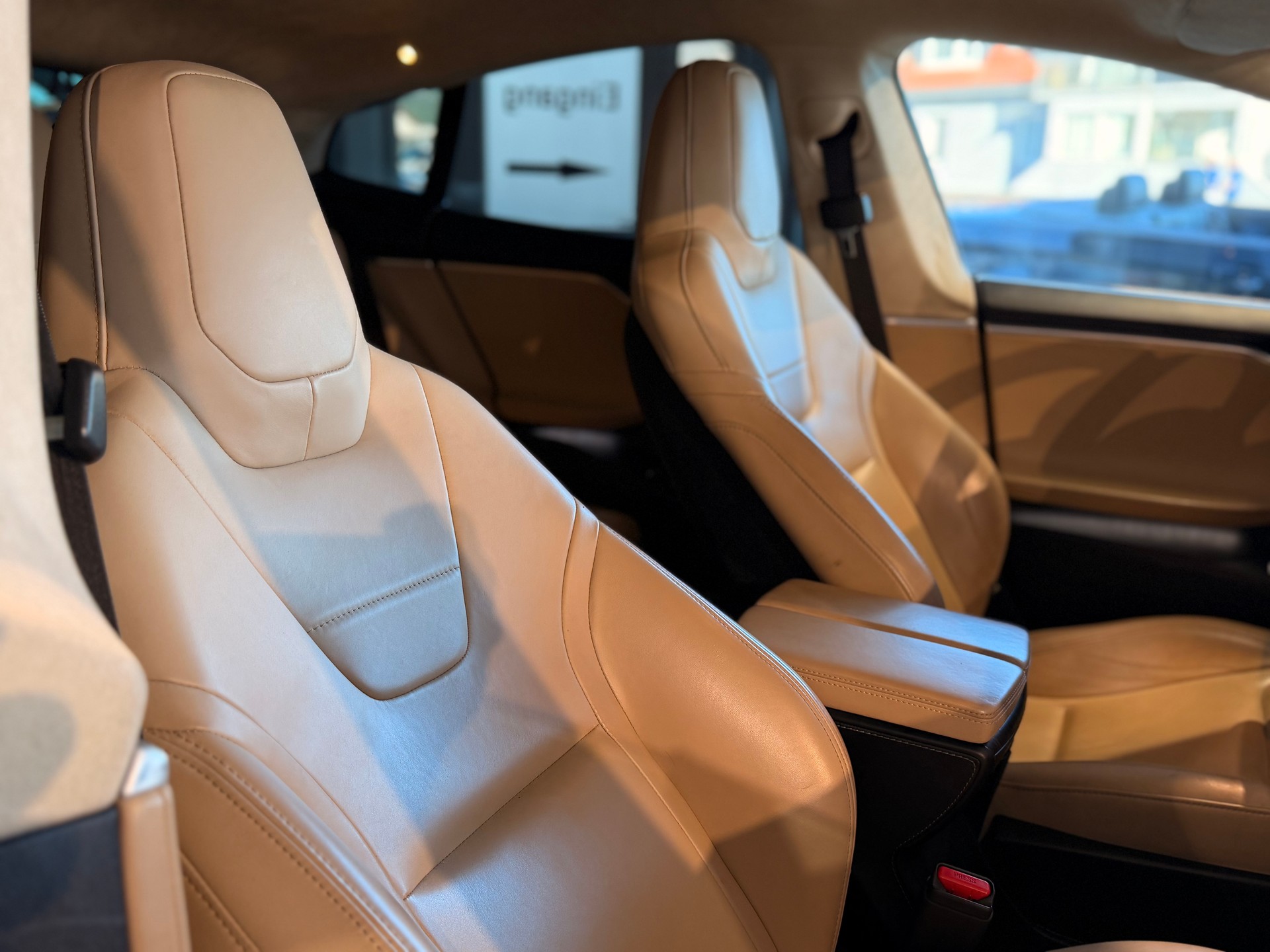 TESLA Model S 85 D-image-21