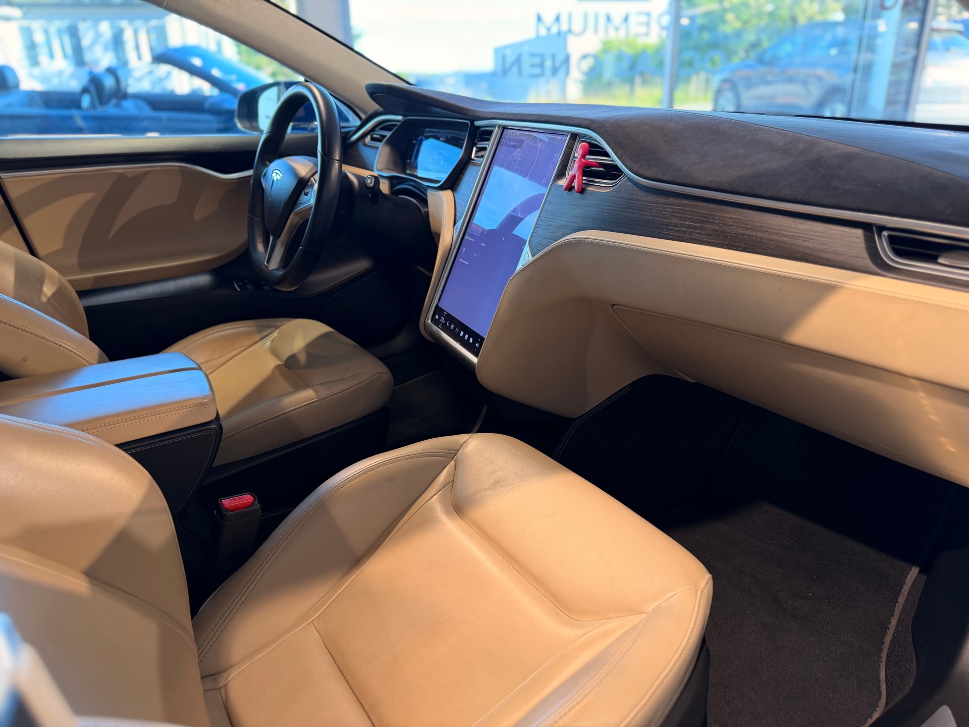 TESLA Model S 85 D-image-20