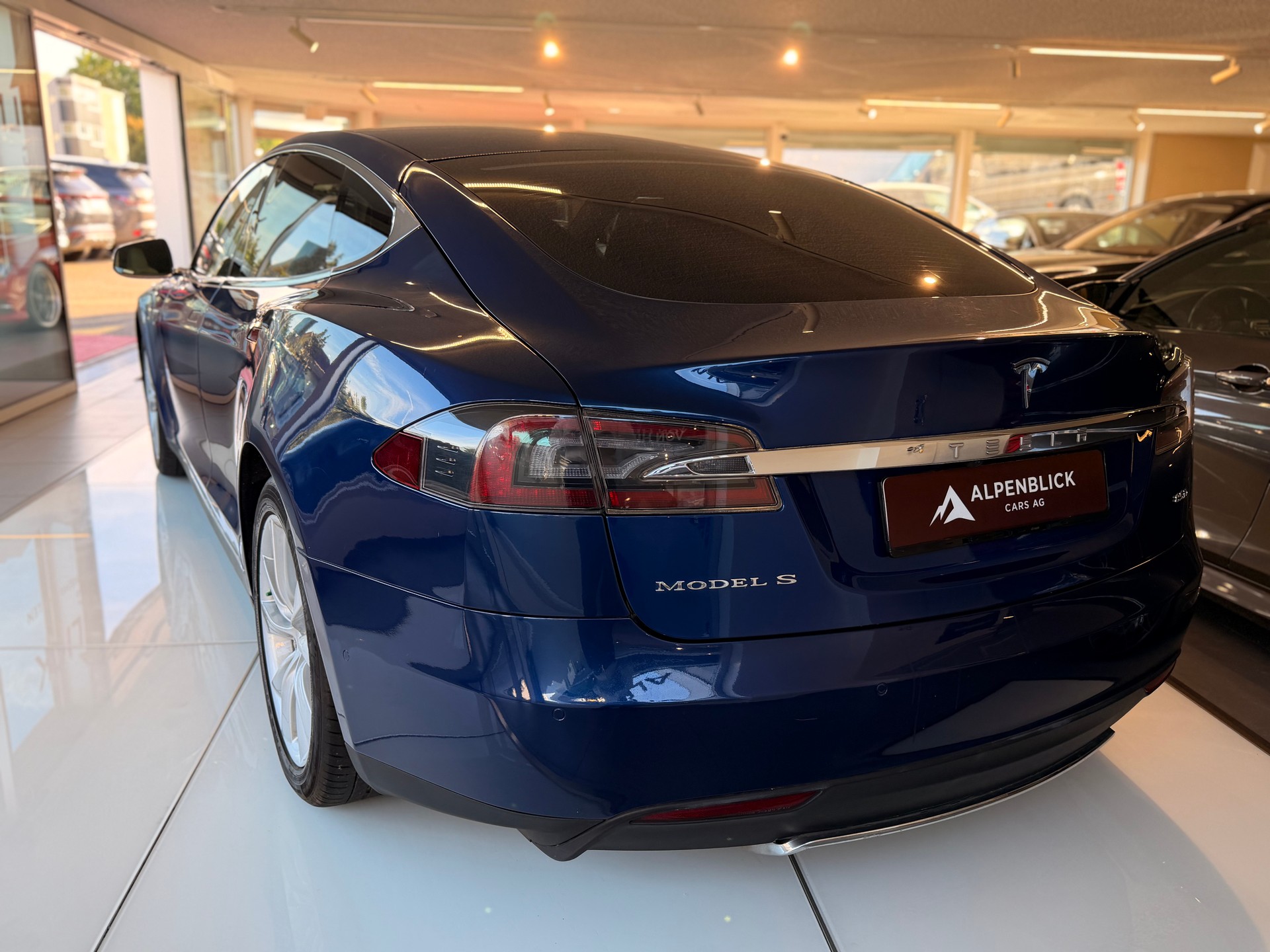 TESLA Model S 85 D-image-9