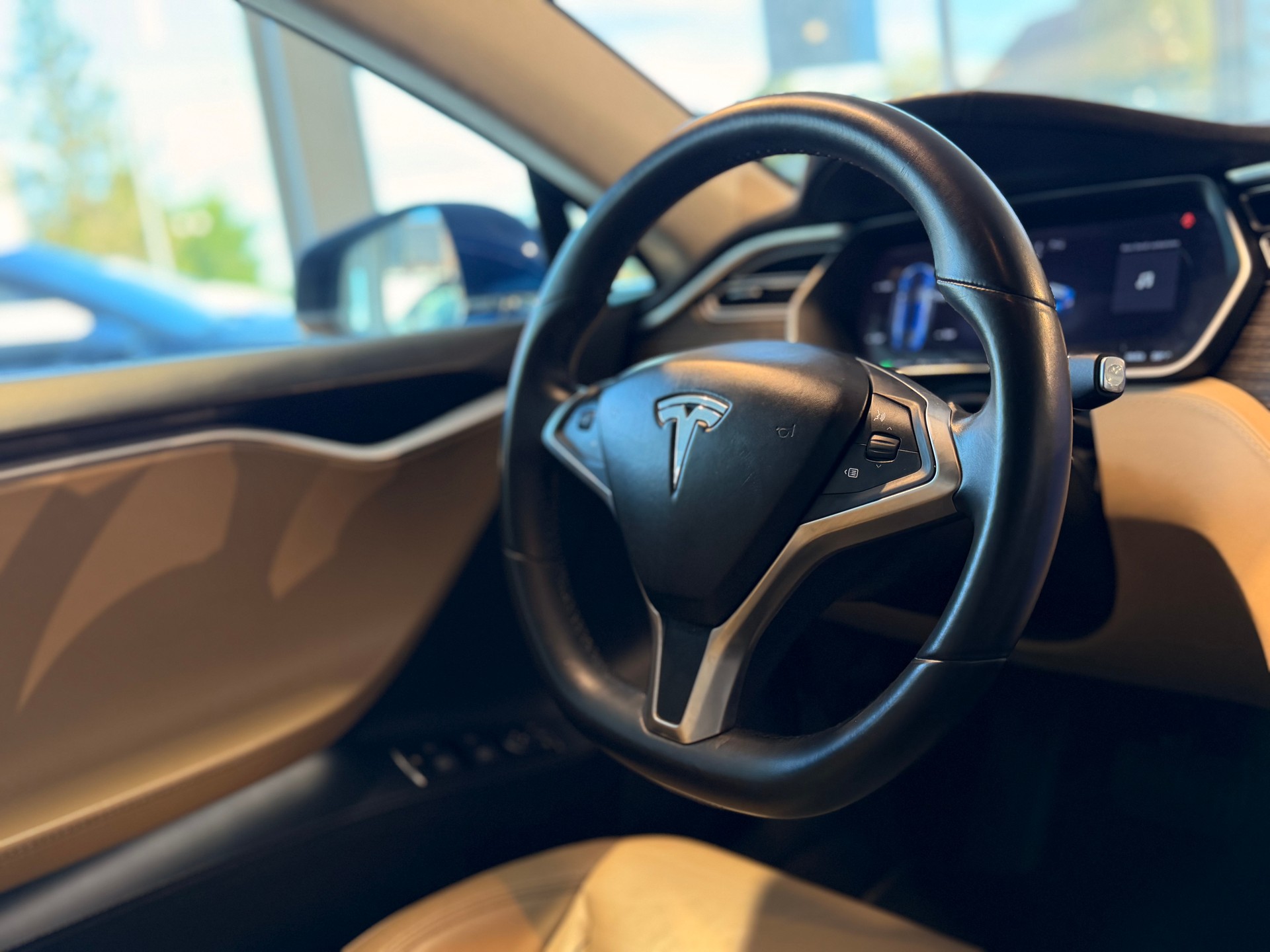 TESLA Model S 85 D-image-23
