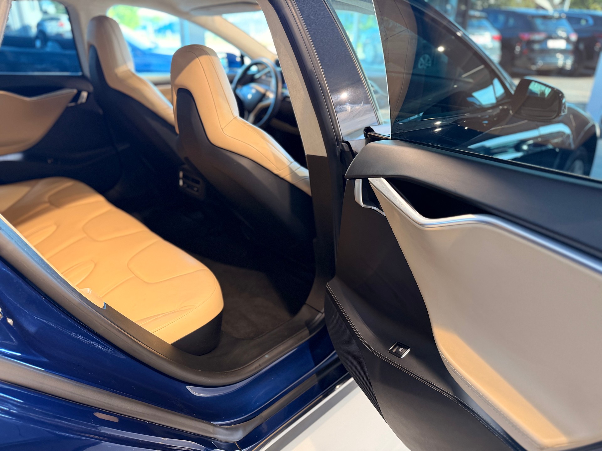 TESLA Model S 85 D-image-17