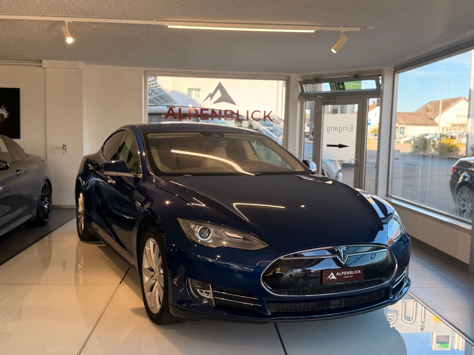 TESLA Model S 85 D-image-1