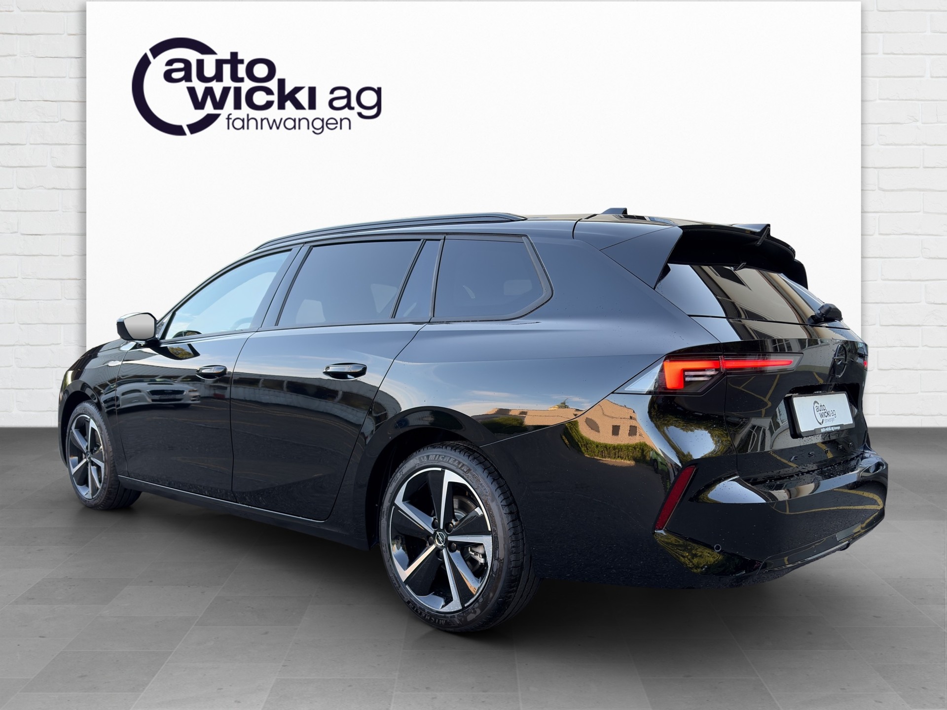 OPEL Astra Sports Tourer 1.2i Turbo GS A-image-1