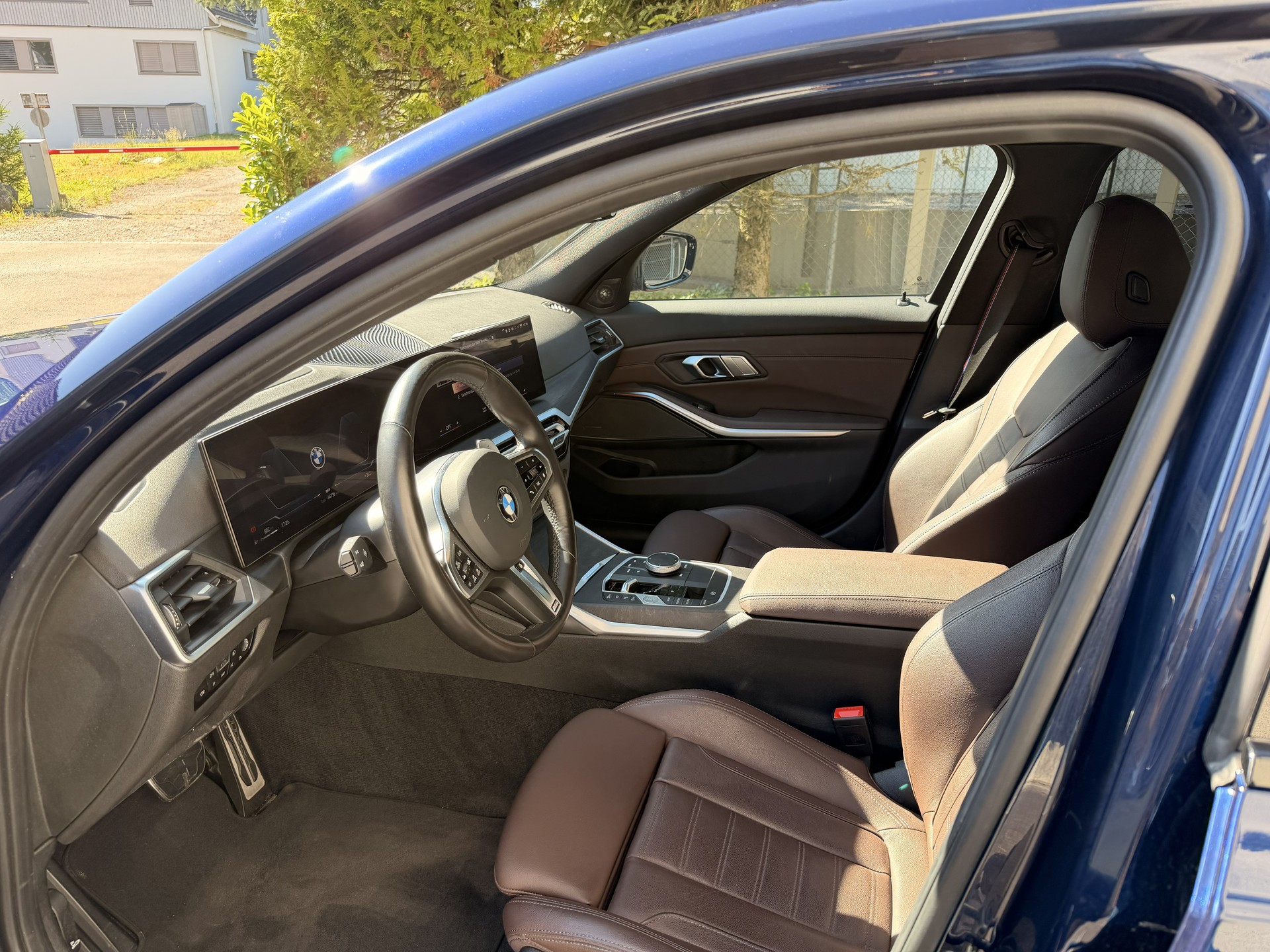BMW 320i xDrive-image-3