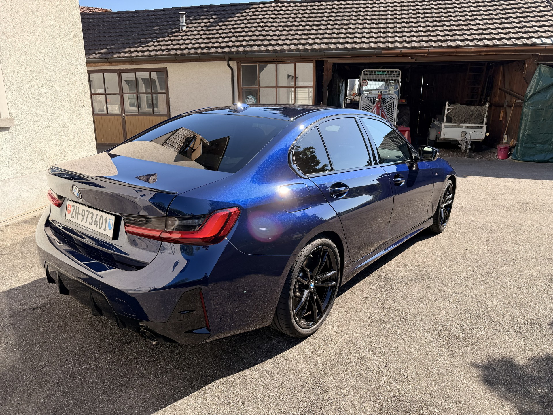 BMW 320i xDrive-image-2