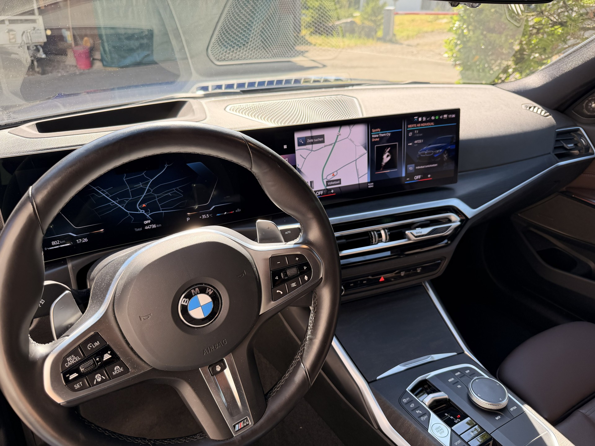 BMW 320i xDrive-image-4