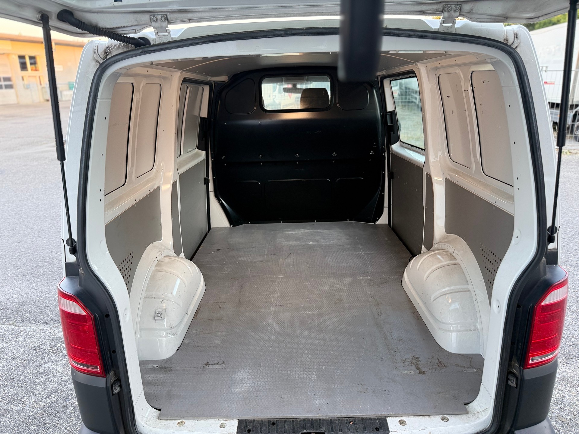 VW T6 2.0 TDI 4Motion DSG-image-4