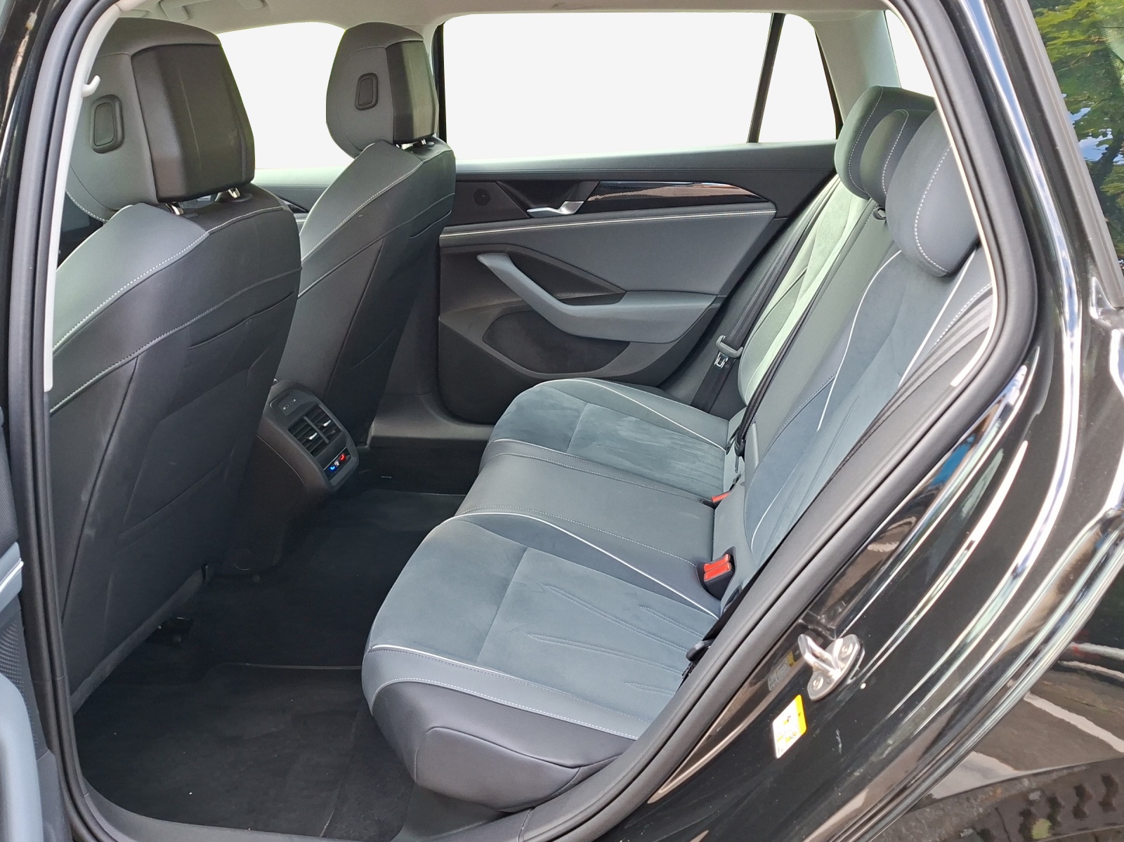 VW Passat Variant 2.0 TDI evo Business DSG-image-11