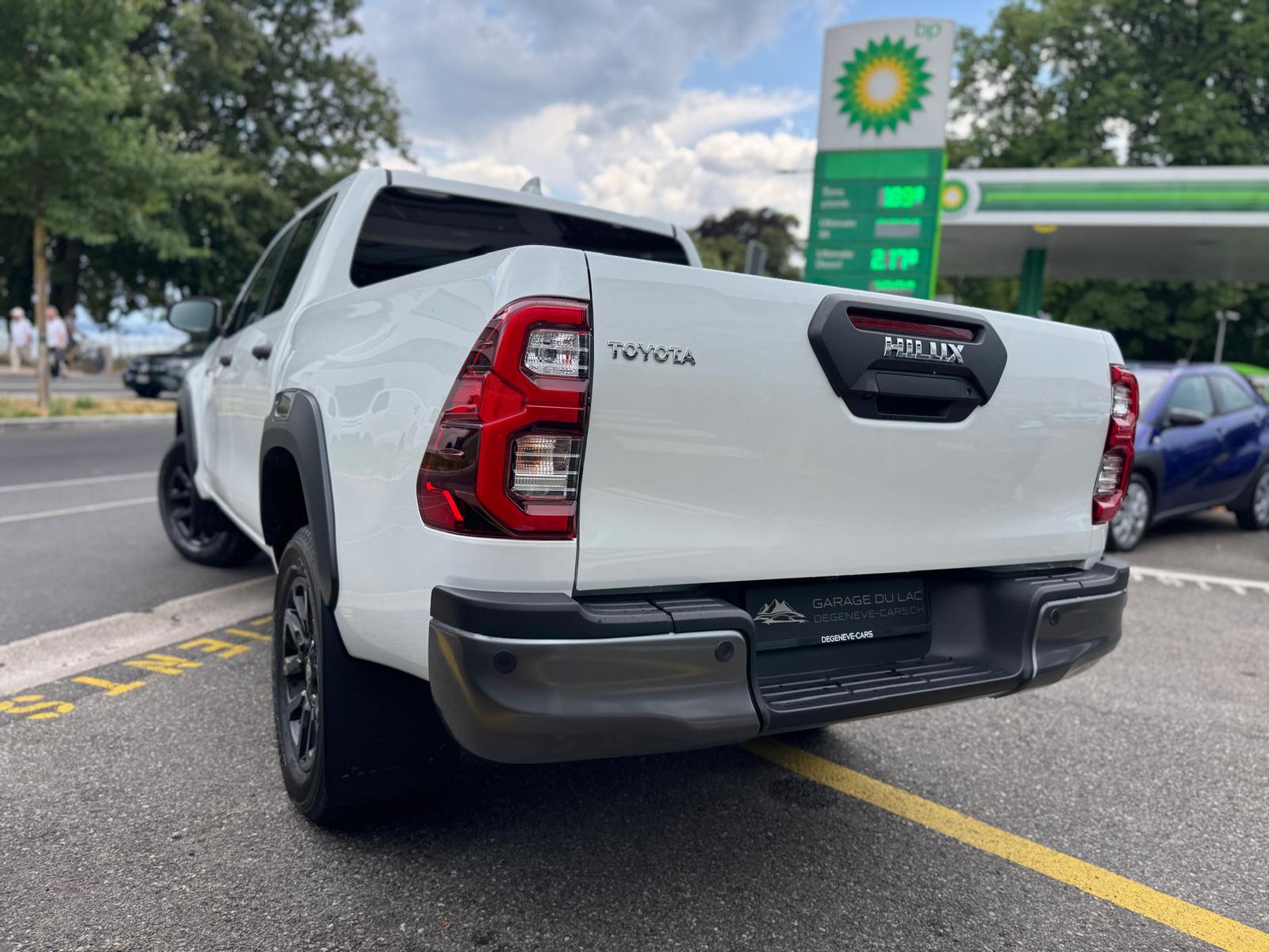 TOYOTA Hilux 2.8d MHEV Invincible Double Cab 4x4-image-2