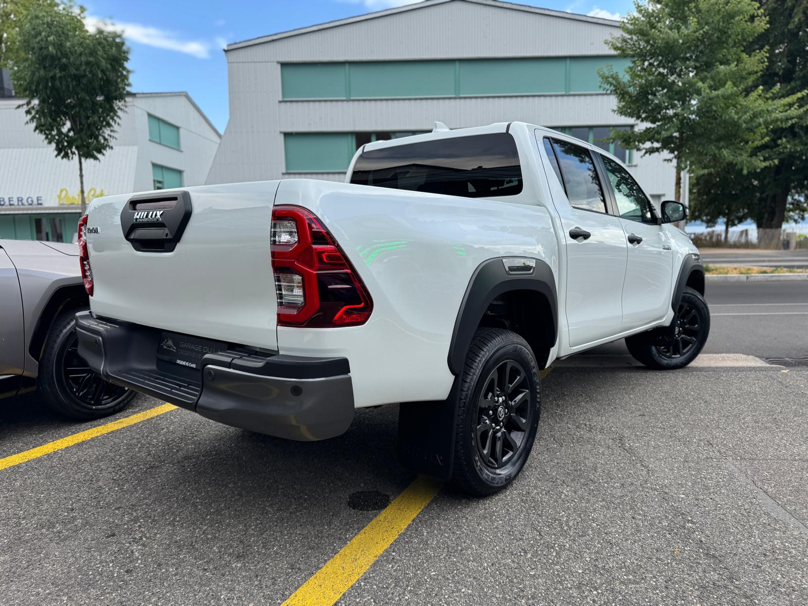 TOYOTA Hilux 2.8d MHEV Invincible Double Cab 4x4-image-3