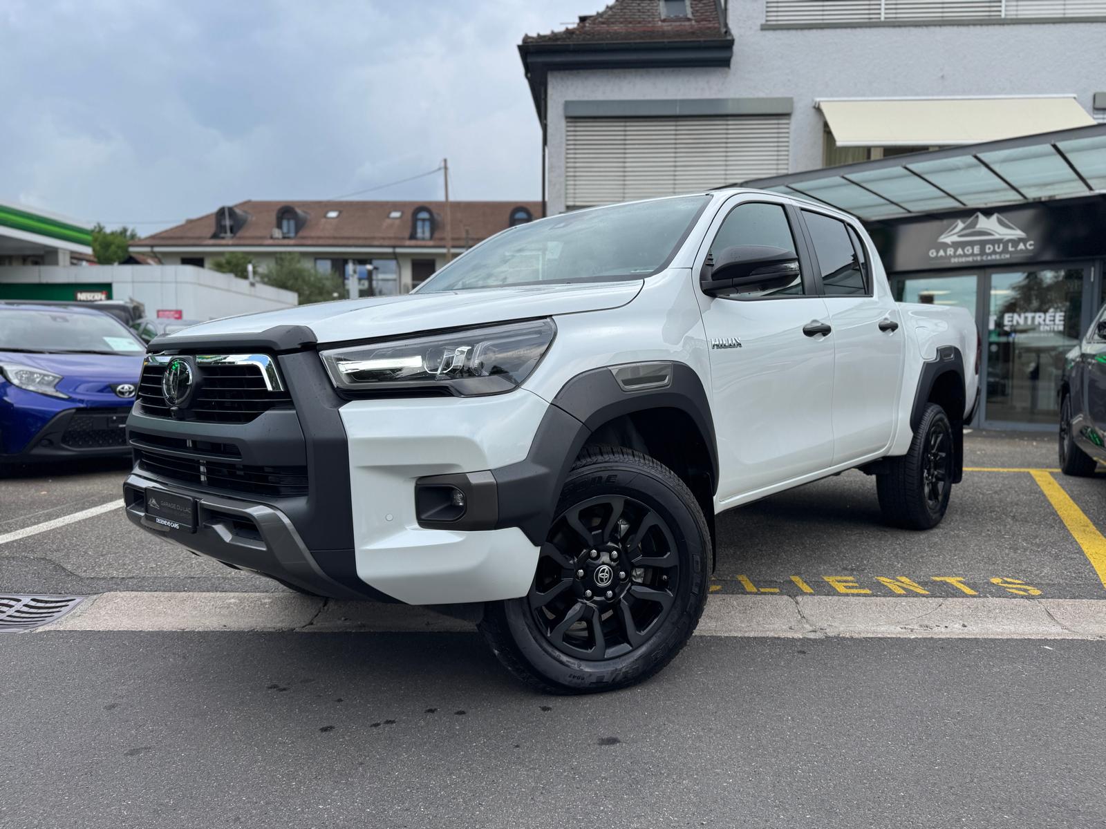 TOYOTA Hilux 2.8d MHEV Invincible Double Cab 4x4-image-1
