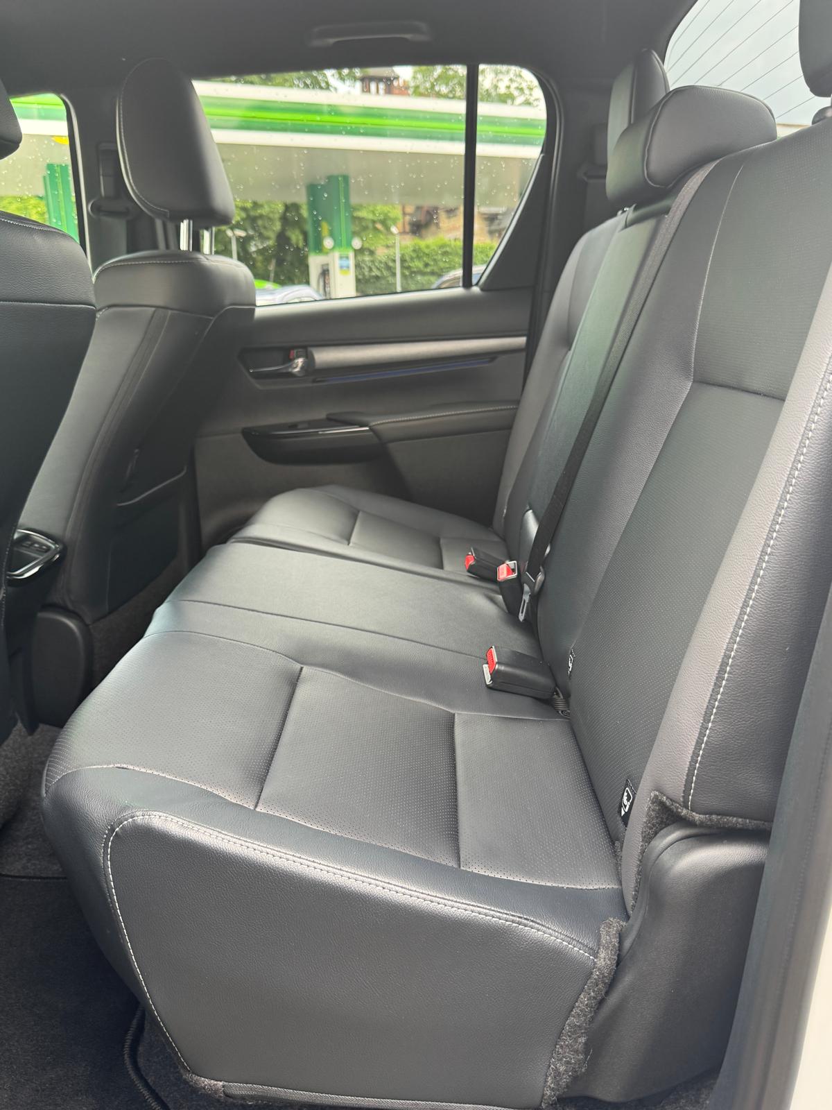 TOYOTA Hilux 2.8d MHEV Invincible Double Cab 4x4-image-12